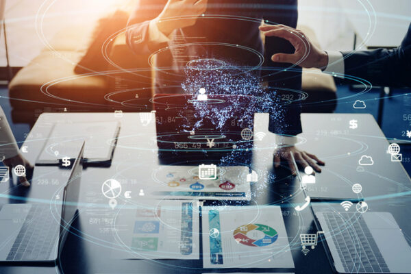 Escritorio con ordenadores y personas trabajando