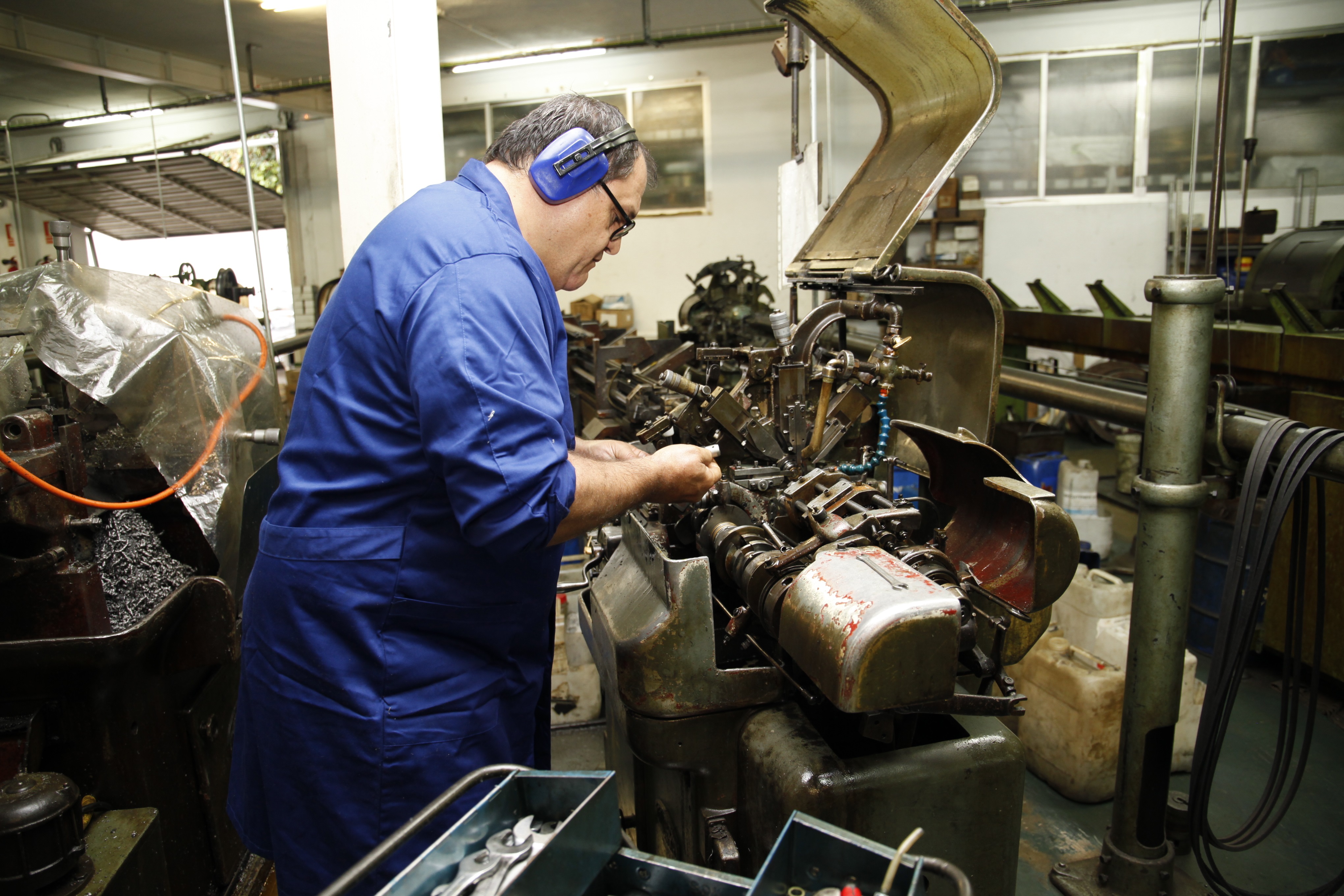 Un treballador del sector metalúrgic, a una fàbrica.