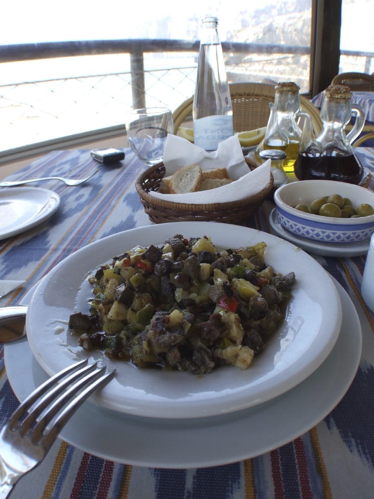Un plat de frit, a la taula d'un restaurant de les Illes.