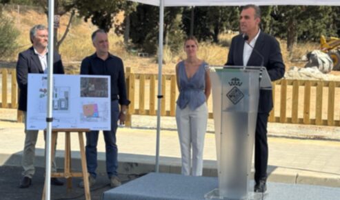 El conseller Antoni Vera, presentant el projecte del nou institut.