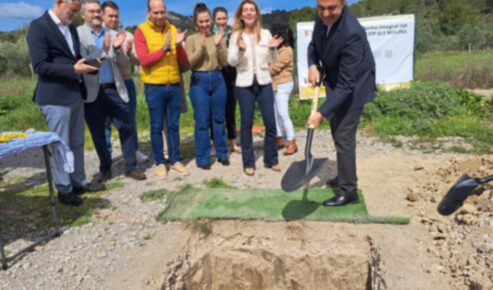 El conseller Antoni Vera posa la primera pedra de les obres d’ampliació del CEIP Els Molins