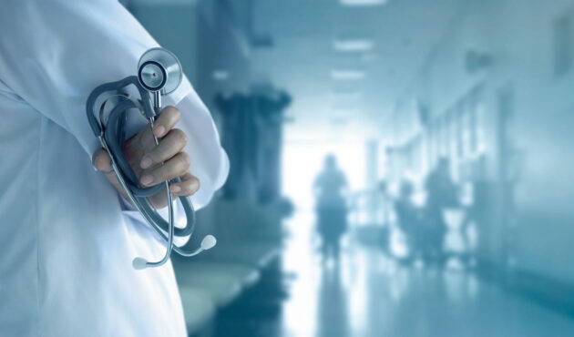 Metge a un centre sanitari