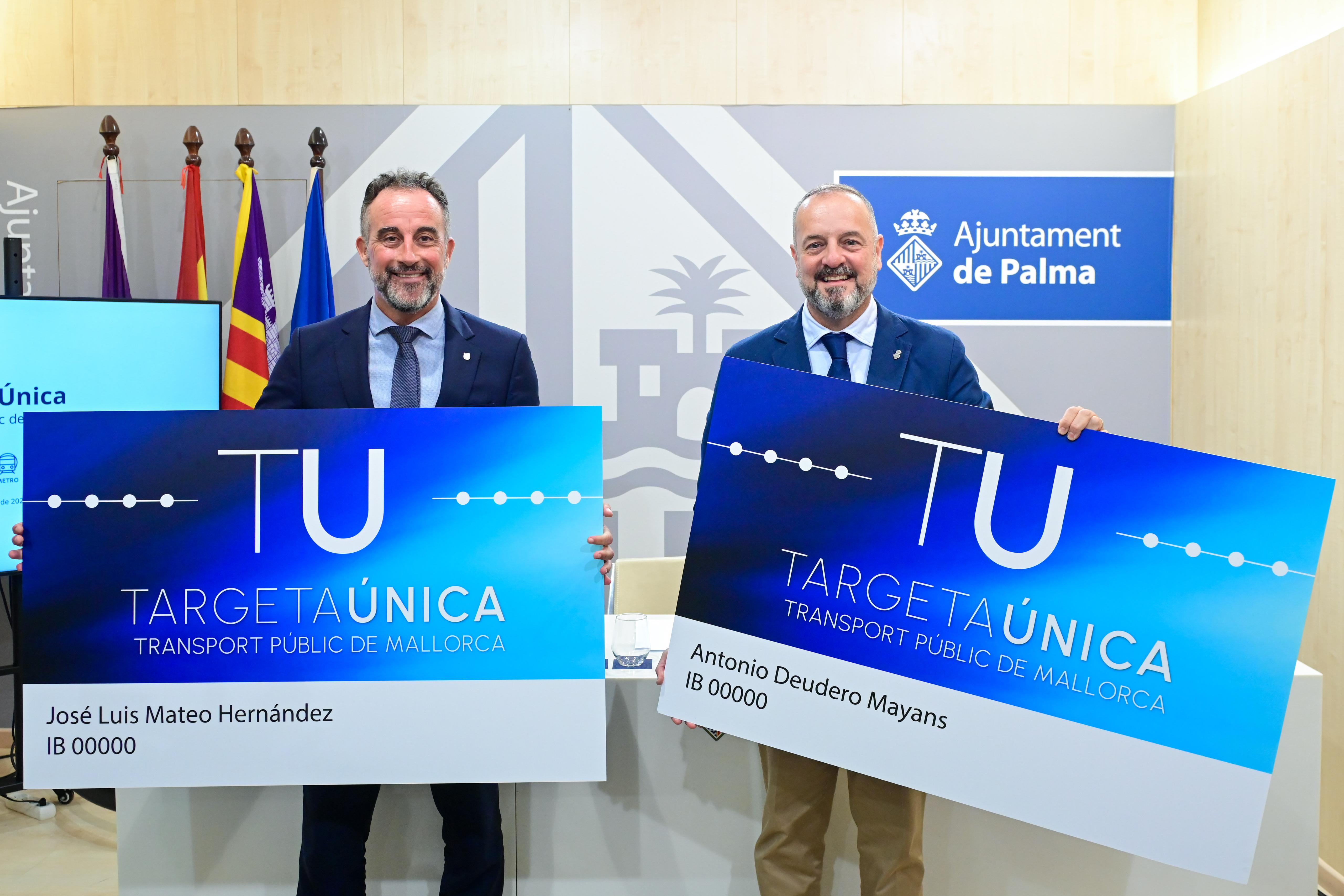 El conseller José Luis Mateo i el tinent de batle de Mobilitat, Antonio Deudero, mostren la nova targeta