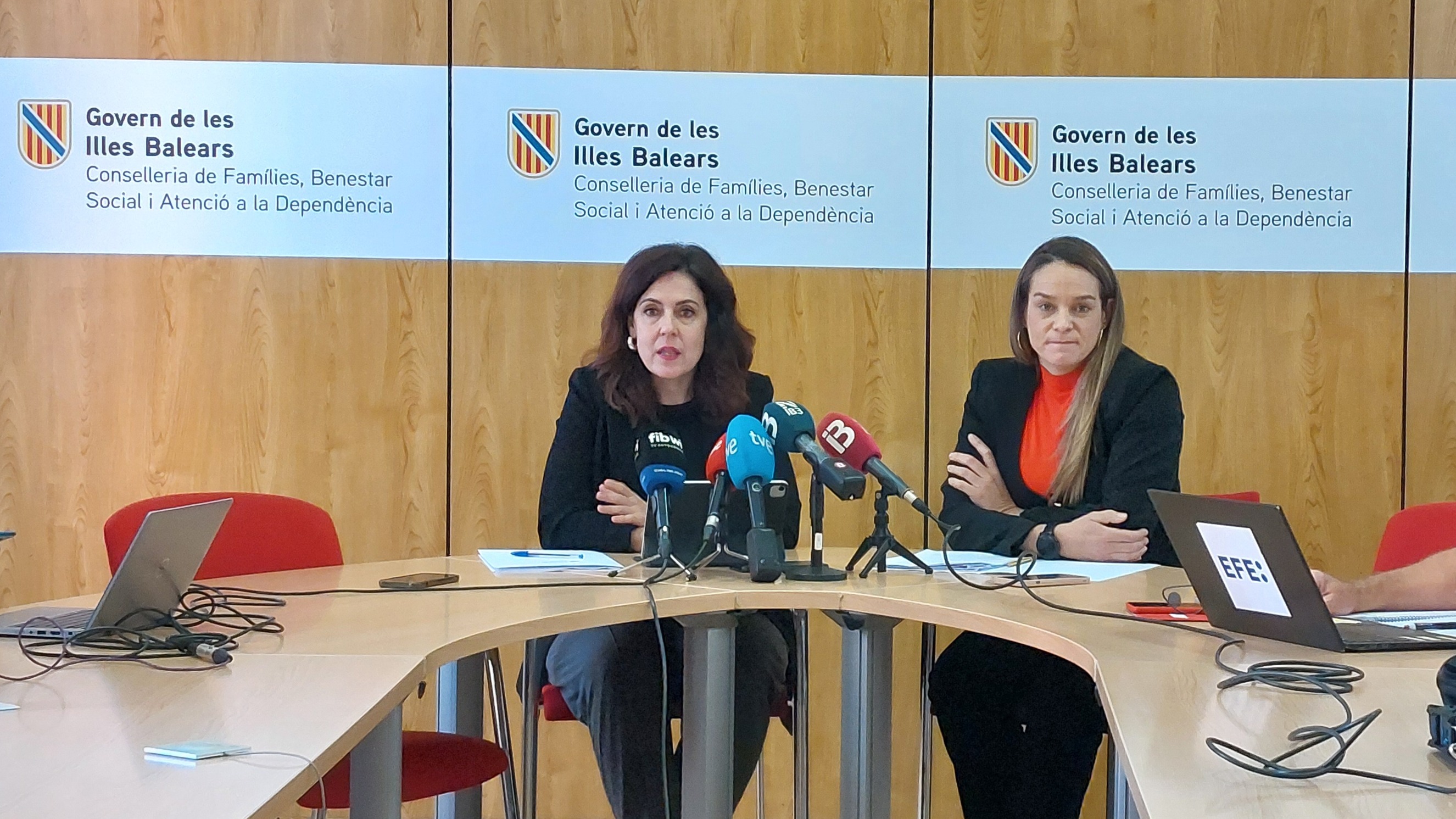 La consellera de Famílies, Benestar Social i Atenció a la Dependència, Sandra Fernández, acompanyada de la directora general de Bienestar Social, Marina Fiscaletti.