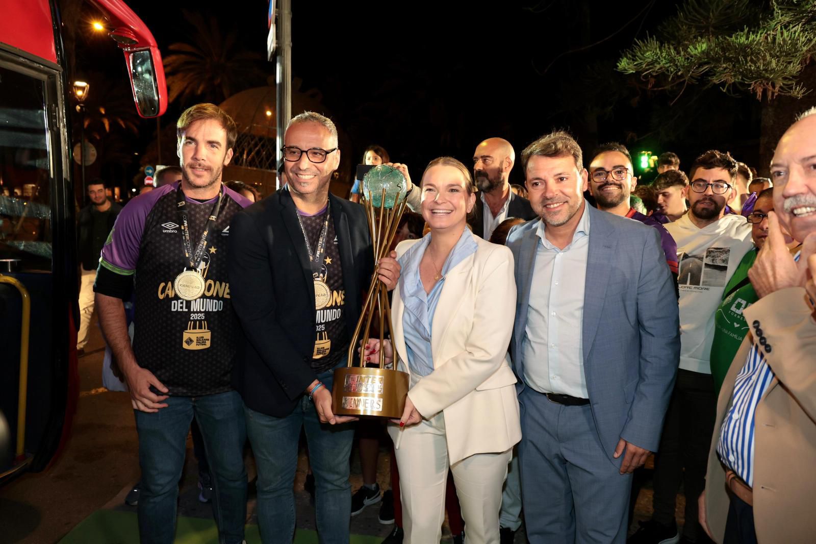 La presidenta sosté la Copa Intercontinental de Futbol Sala, acompanyada pels jugadors de l'Illes Balears Palma Futsal.