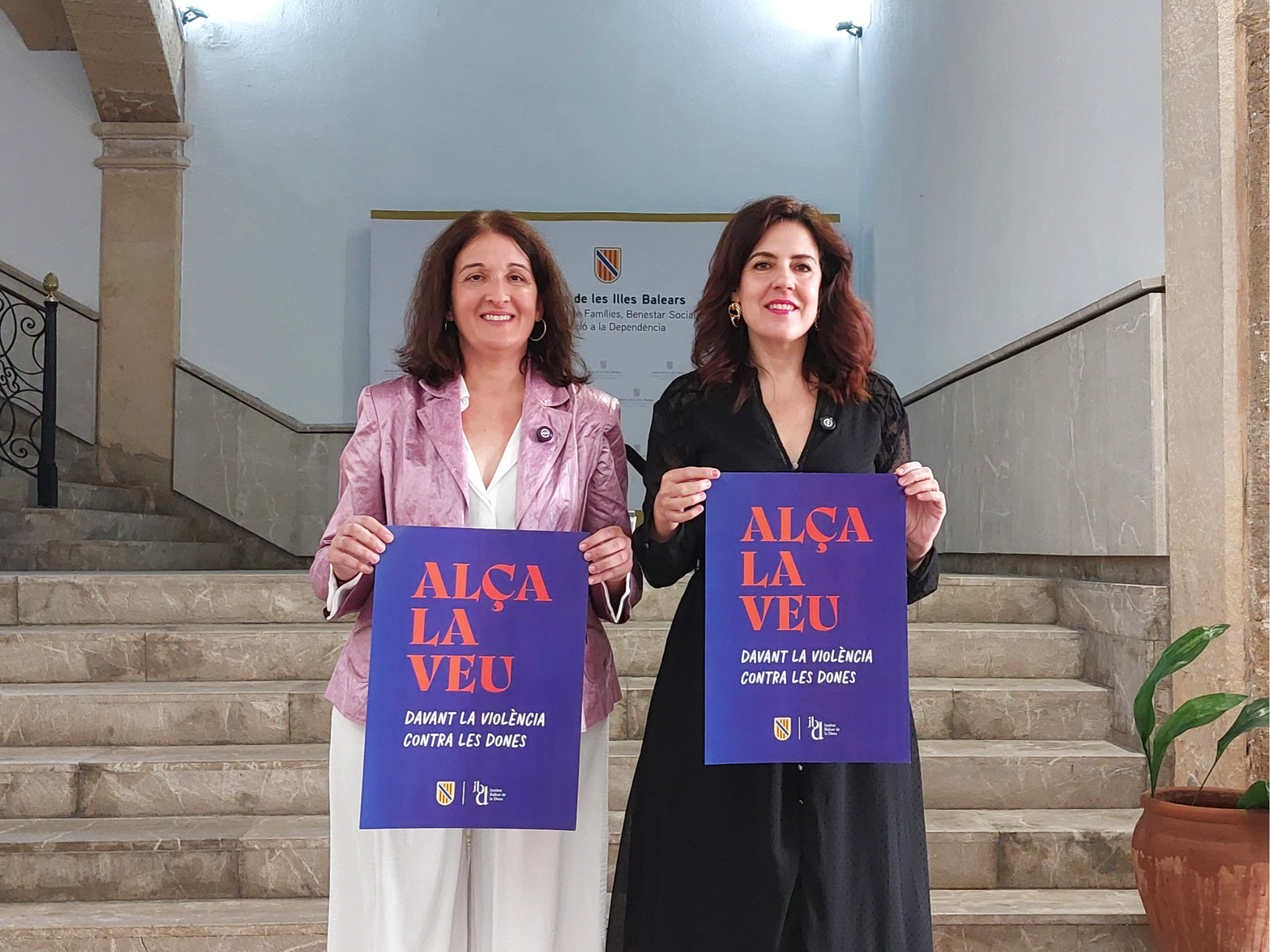 Cartell Alça la veu damunt la violència contra les dones