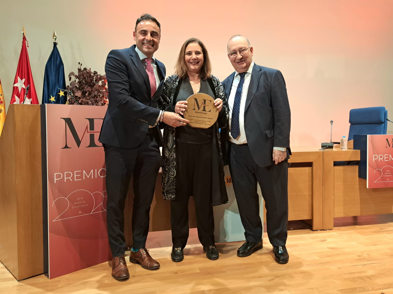 La consellera de Salut, Manuela García, recull el guardó.