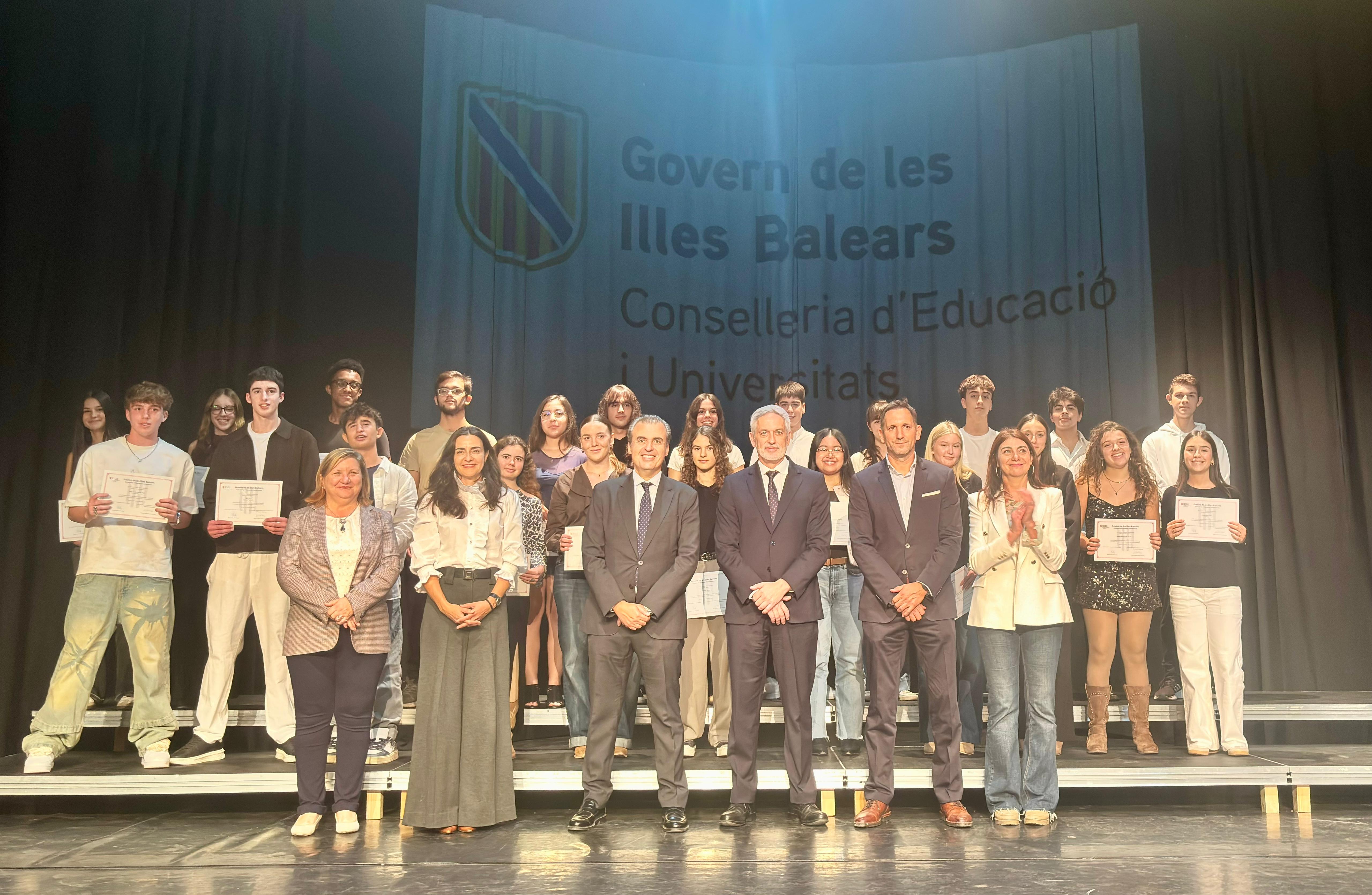 El conseller Antoni Vera lliura els Premis a l’Esforç i al Rendiment Acadèmic d’Eivissa i Formentera