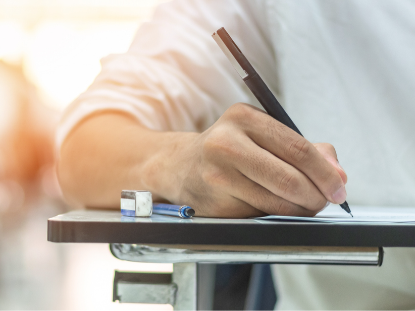 Un opositor fa un examen. 