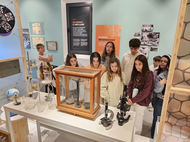 Alumnes visitant el Museu de l'Educació