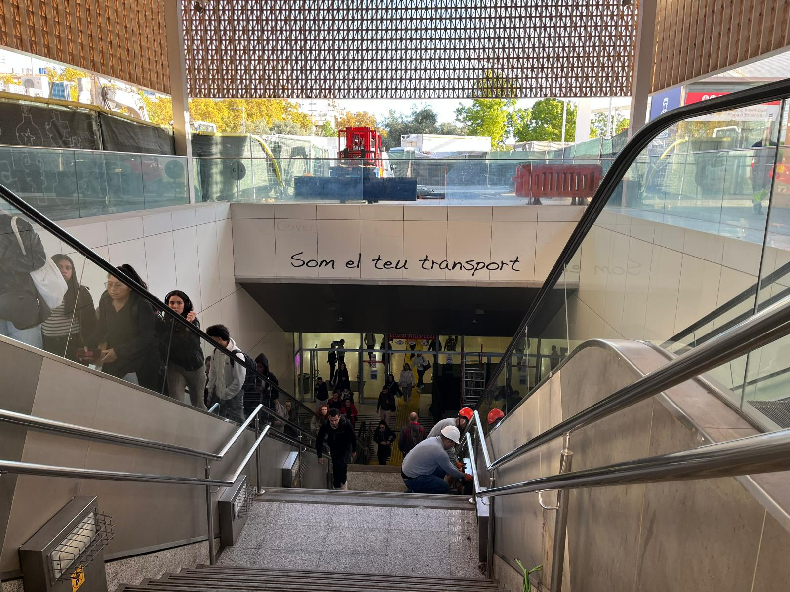 Imatge de les escales mecàniques de l’estació Intermodal de Palma, amb uns operaris que inicien les tasques de renovació.