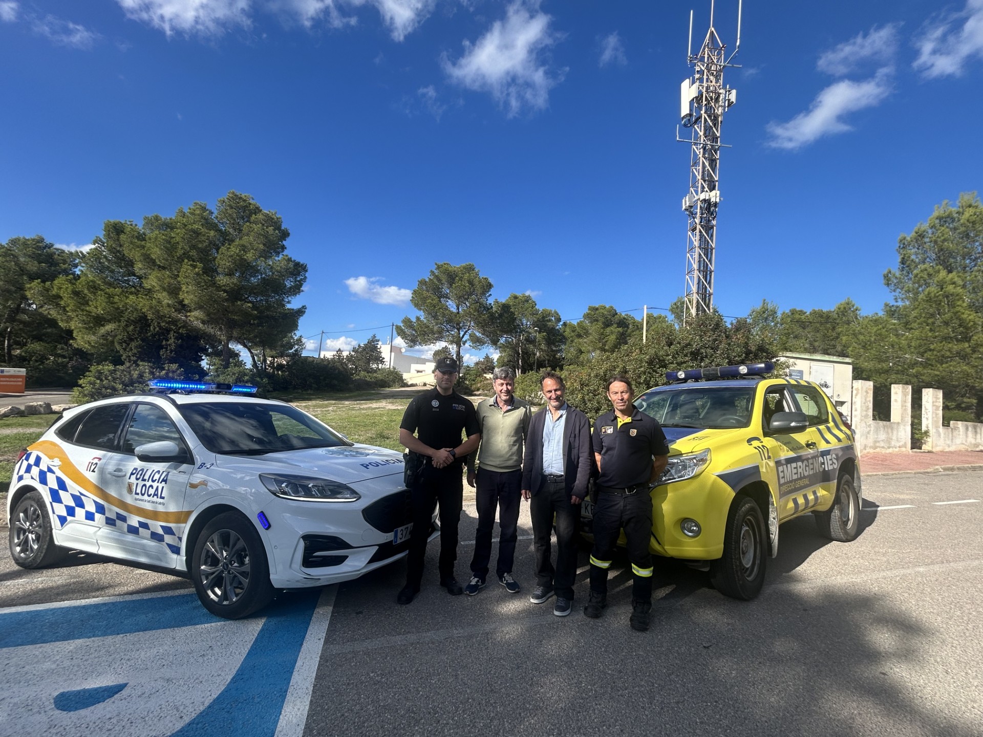 Personal d'emergències i de la Policia Local d'Eivissa, davant la nova antena.