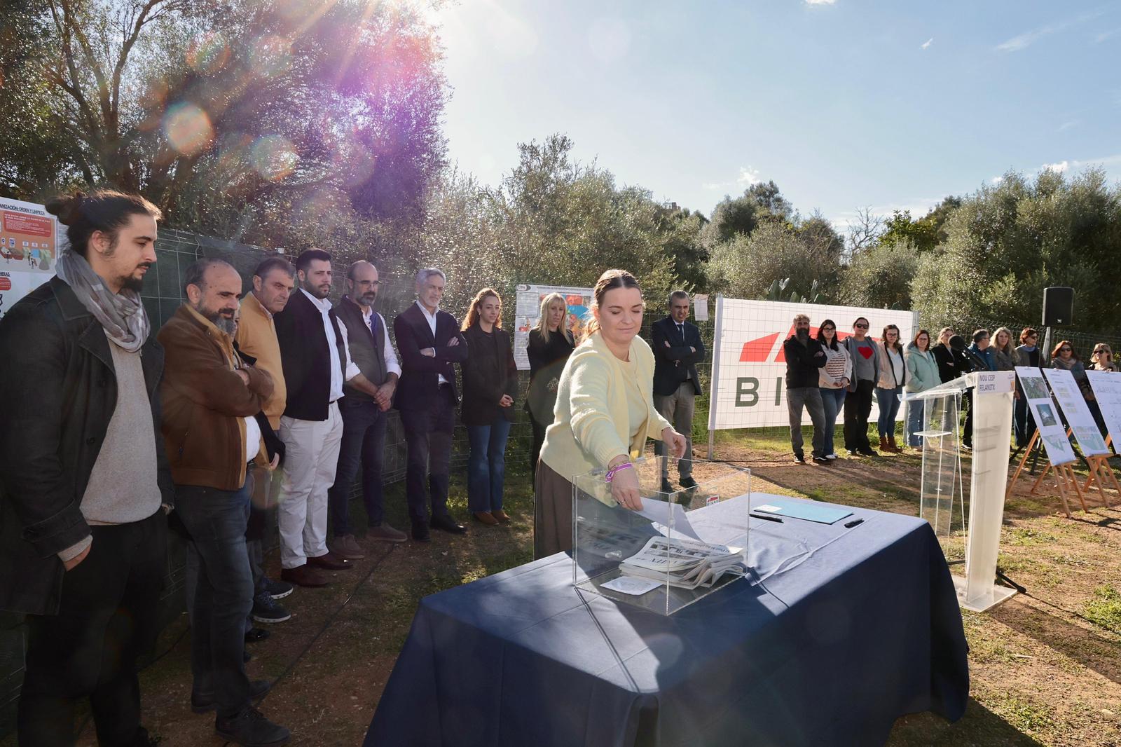 Martalida Prohens, a l'acte de col·locació de la primera pedra del nou centre educatiu de Felanitx.