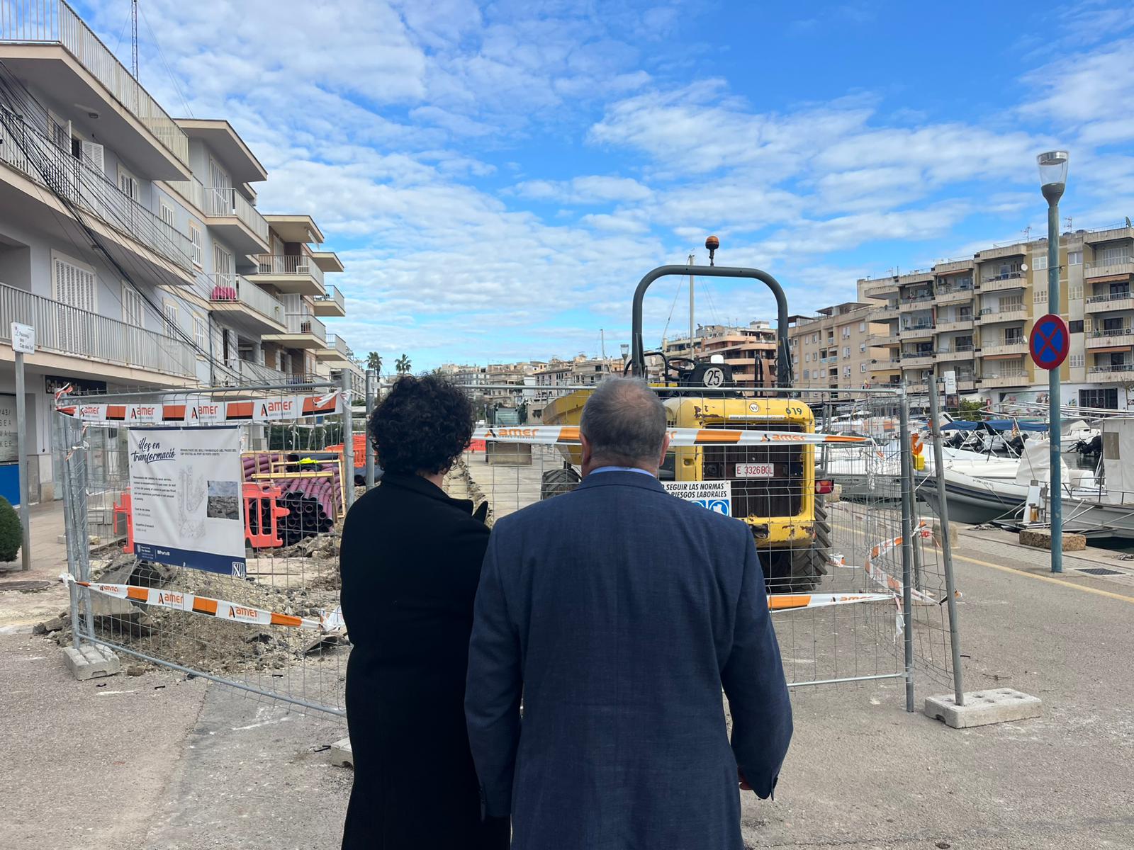 El director general de Ports i Transport Marítim, Toni Mercant, i la delegada de Porto Cristo de l’Ajuntament de Manacor, Antònia Llodrà, visiten les obres de rehabilitació del moll i del passeig des Cap des Toll al port de Porto Cristo. 