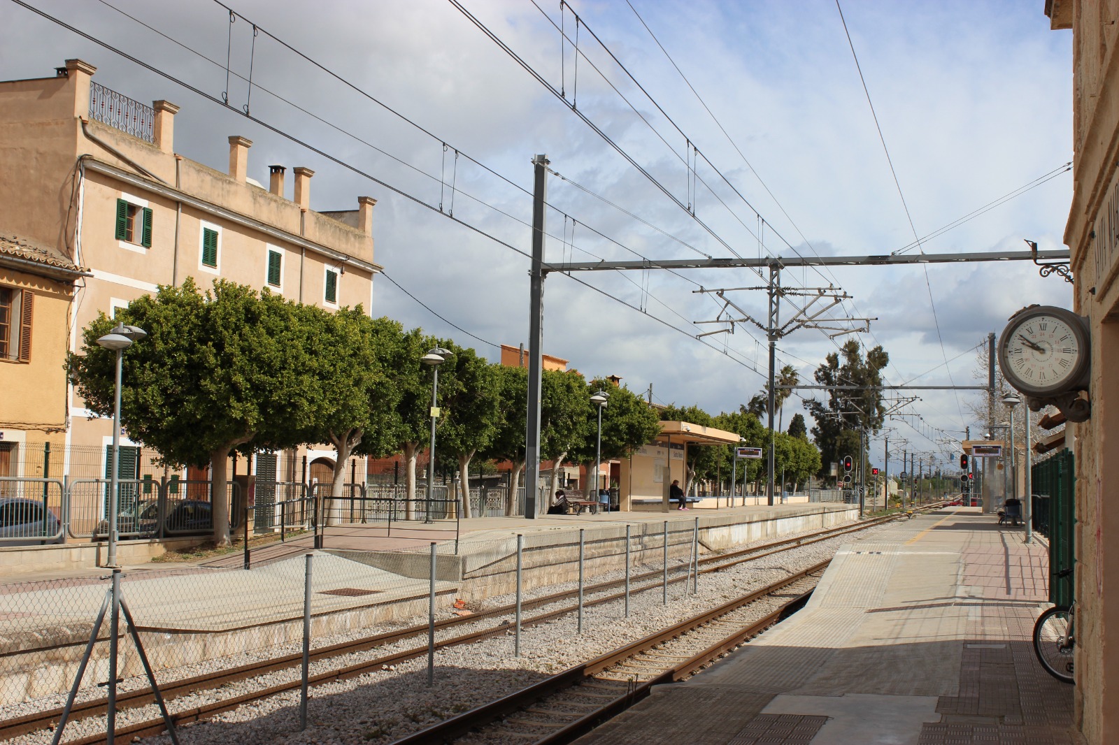  Imatge de les andanes de l'estació de tren de Santa Maria del Camí.