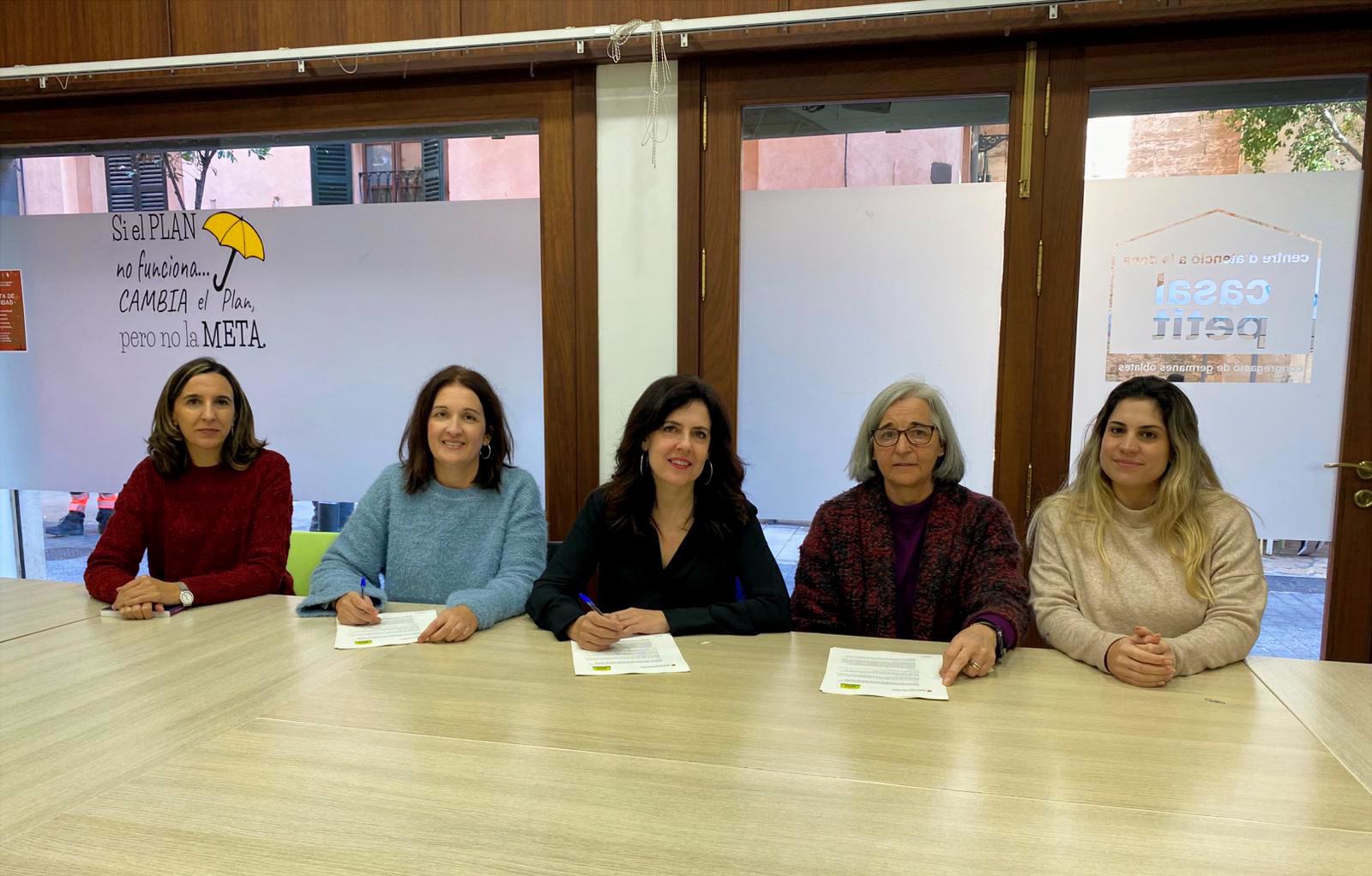 Signatura del conveni entre l'Institut Balear de la Dona (IBDONA) i Casal Petit – Germanes Oblates