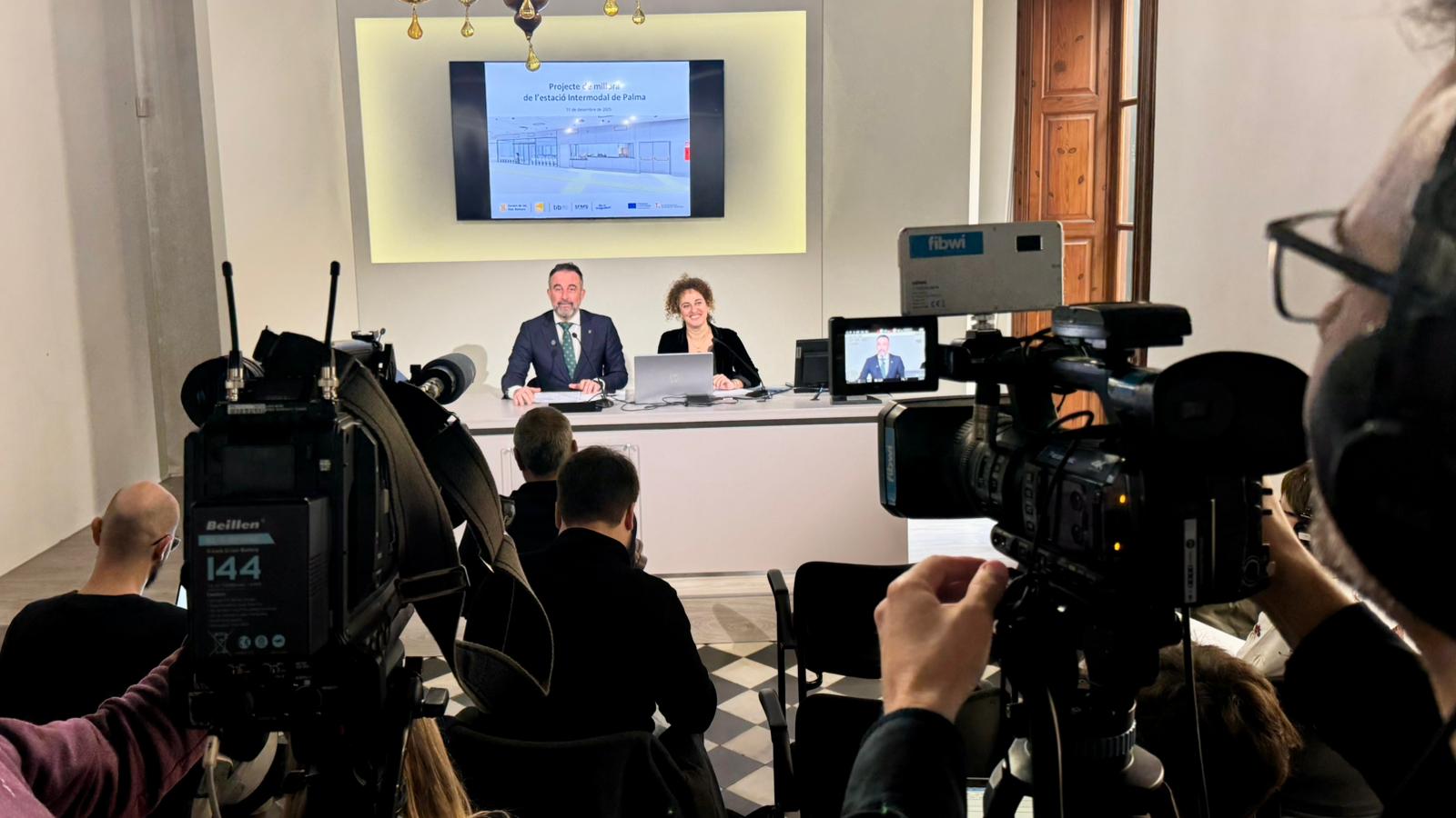 El conseller d’Habitatge, Territori i Mobilitat, José Luis Mateo, i la directora general de Mobilitat, Lorena del Valle presenten les actuacions de la primera millora de l’estació Intermodal de Palma davant els mitjans de comunicació.