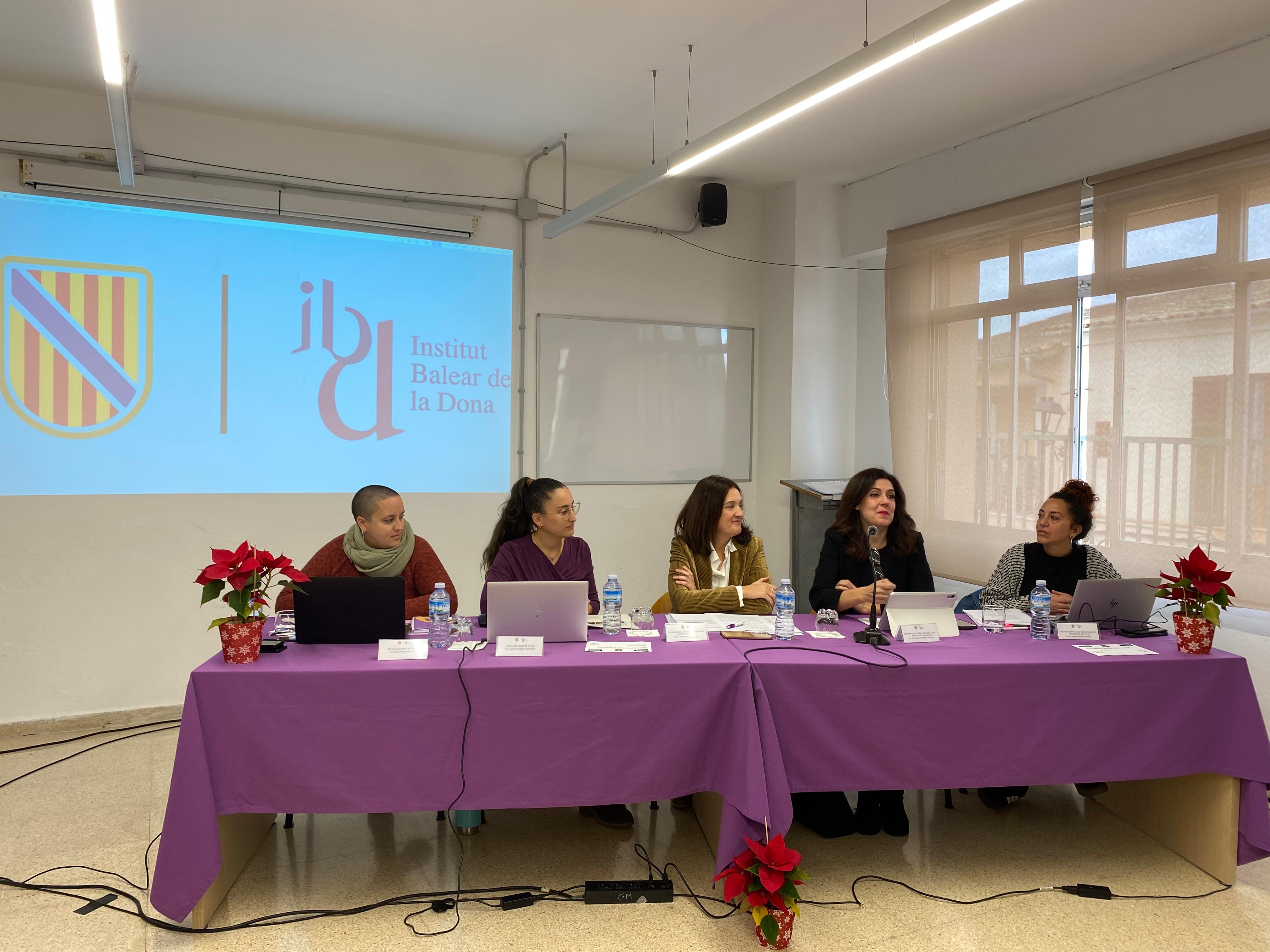La consellera de Famílies, Benestar Social i Atenció a la Dependència, Sandra Fernández, juntament amb la directora de l’IBDONA, Cati Salom, han participat en la Taula Suprainsular  per a l’abordatge de les violències masclistes.
