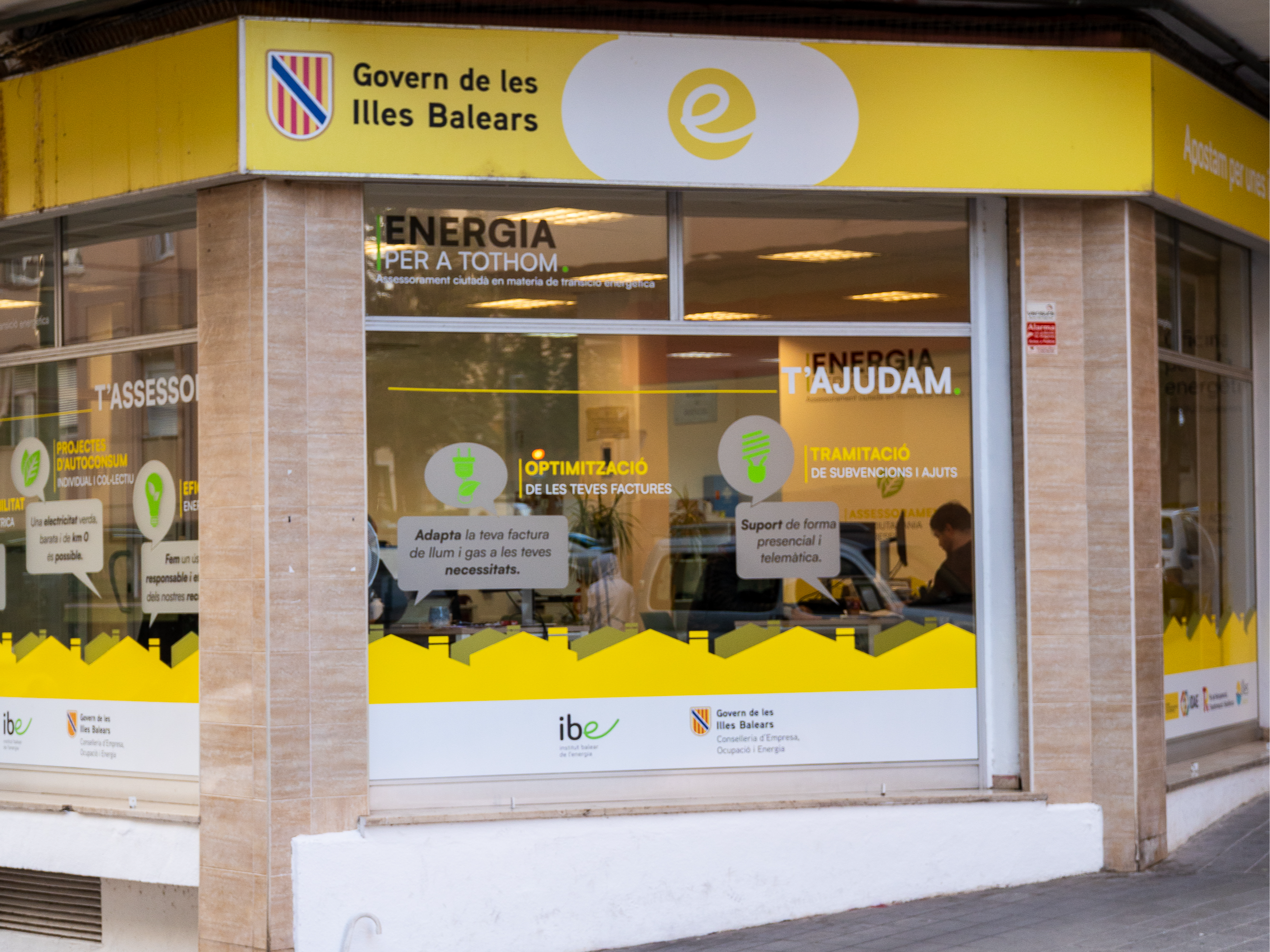 Façana de l'Oficina per a la Transició Energètica de les Illes Balears (OTEIB).