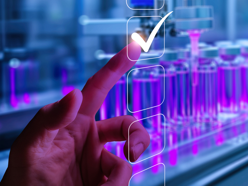 La mà d'un home valida el símbol de de vist a una empresa tecnològica.