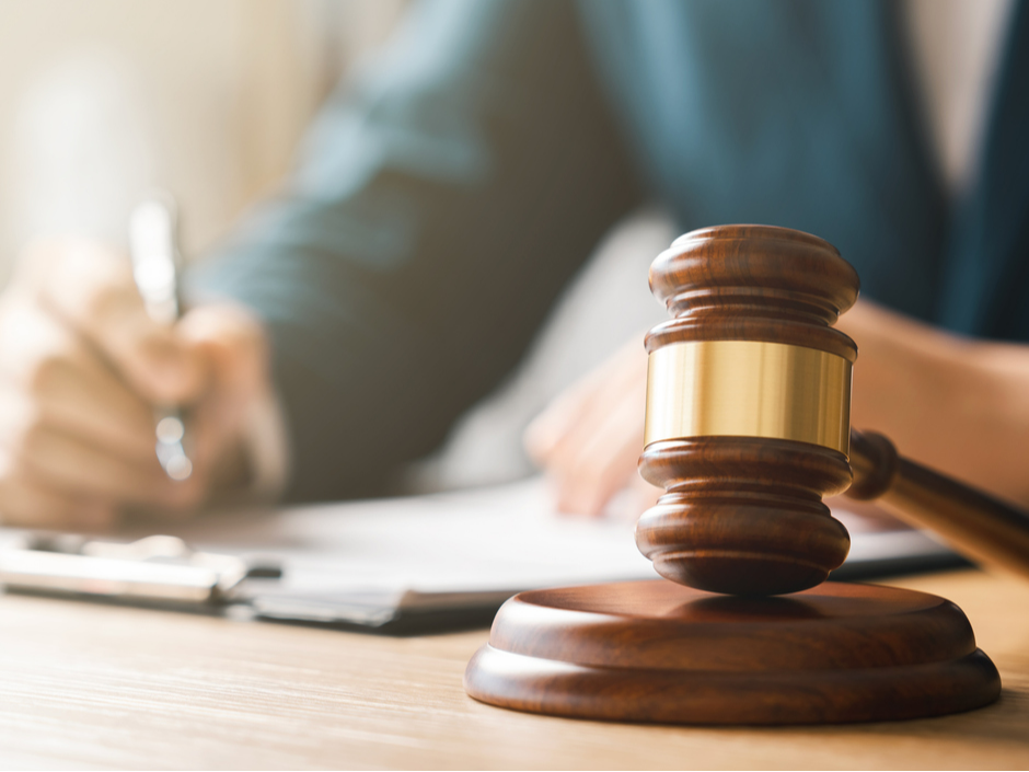 Un mall de jutge apareix en primer pla, amb la figura borrosa darrere.