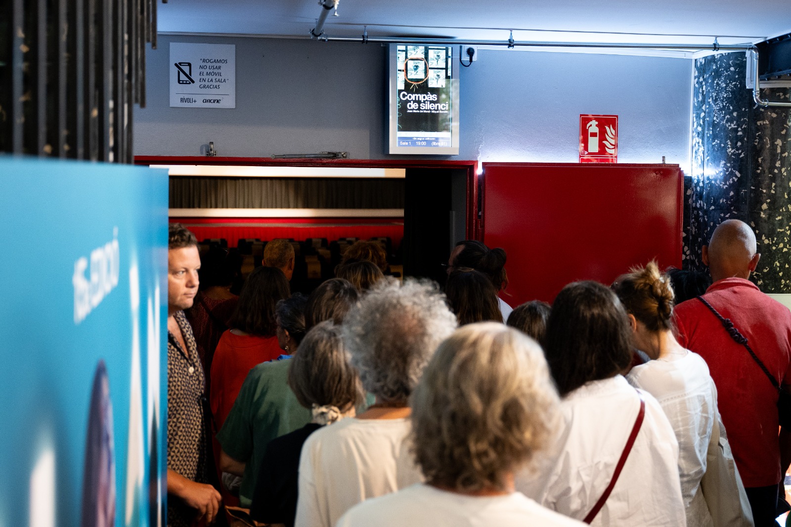 Públic accedint a una sala de cinema