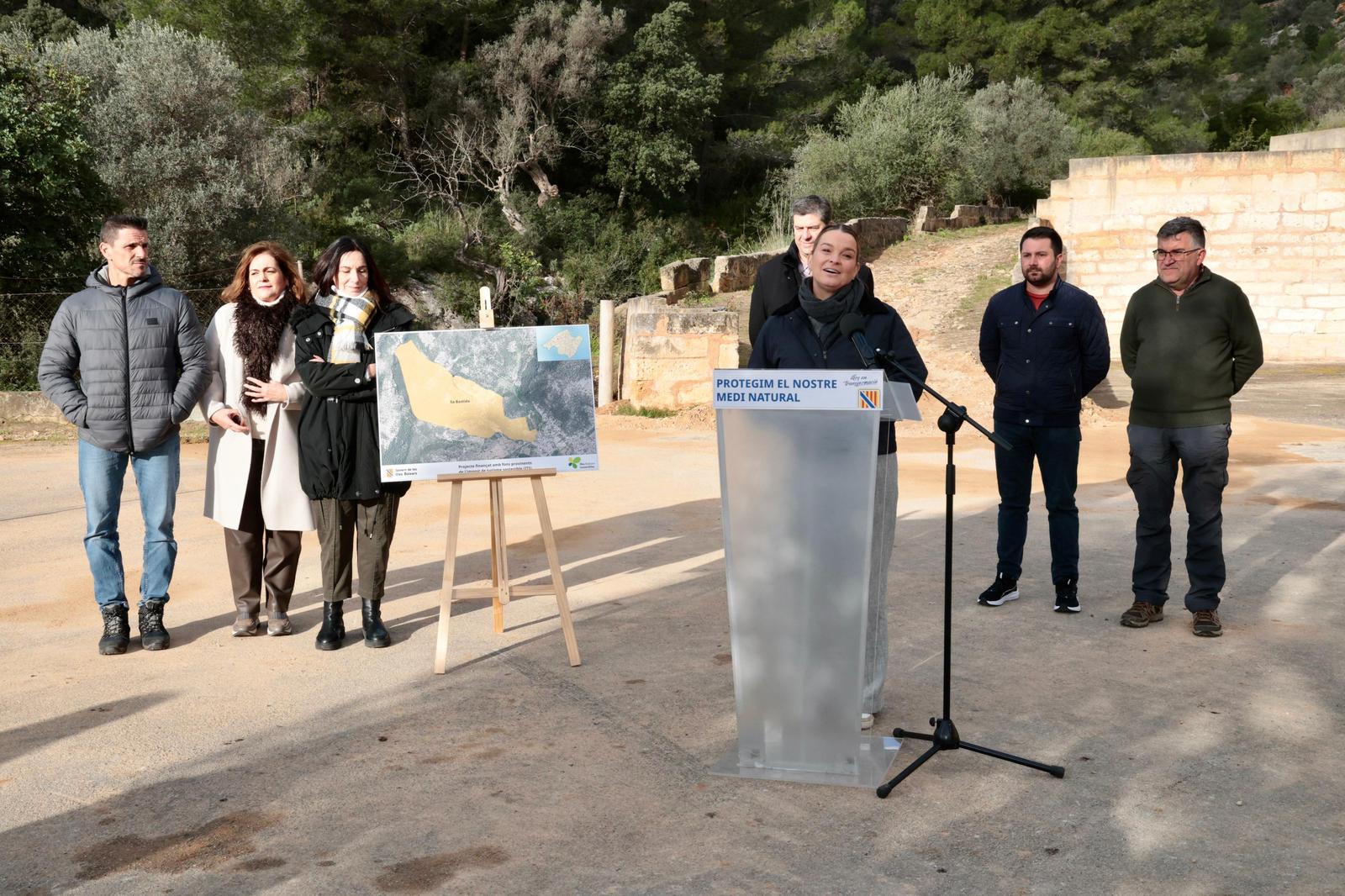 Durant la visita a la finca Sa Bastida, a Alaró, la presidenta Prohens ha explicat que «aquest és un exemple del compromís del Govern amb la protecció del medi natural i cultural de les Illes Balears\
