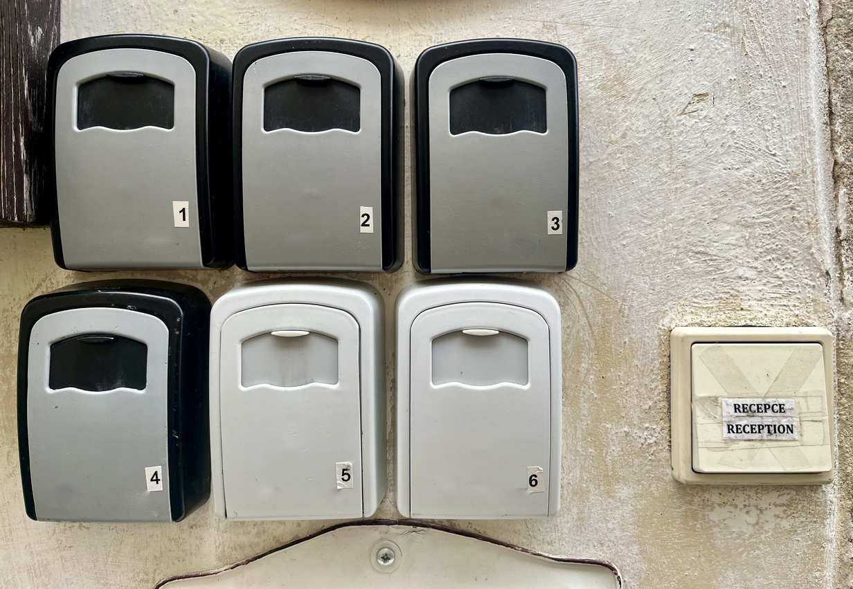 Imatge de les capses per obtenir les claus a la façana d'una habitatge destinat al lloguer turístic.