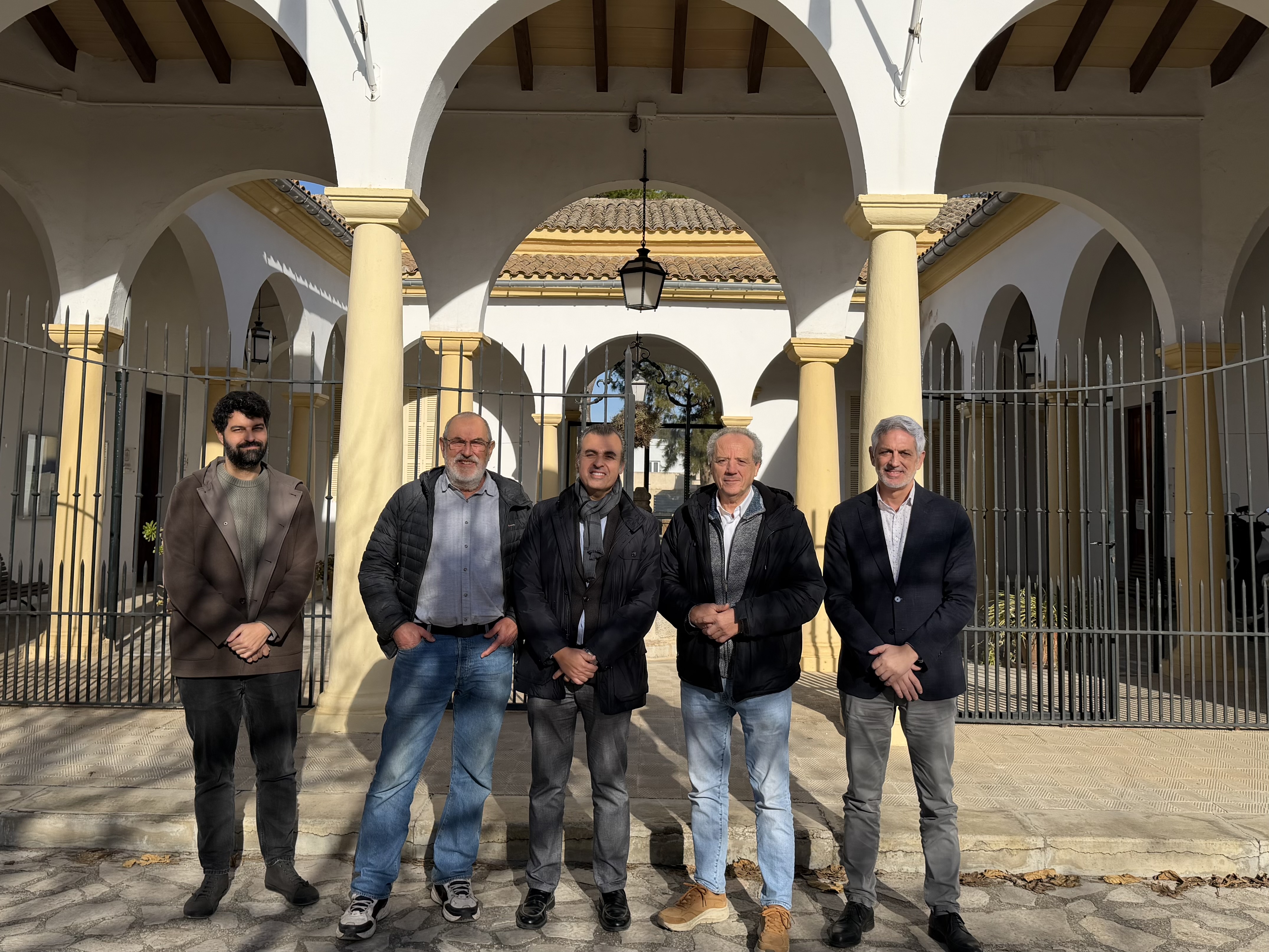 El conseller d'Educació i Universitats amb el batle de Petra i altres autoritats