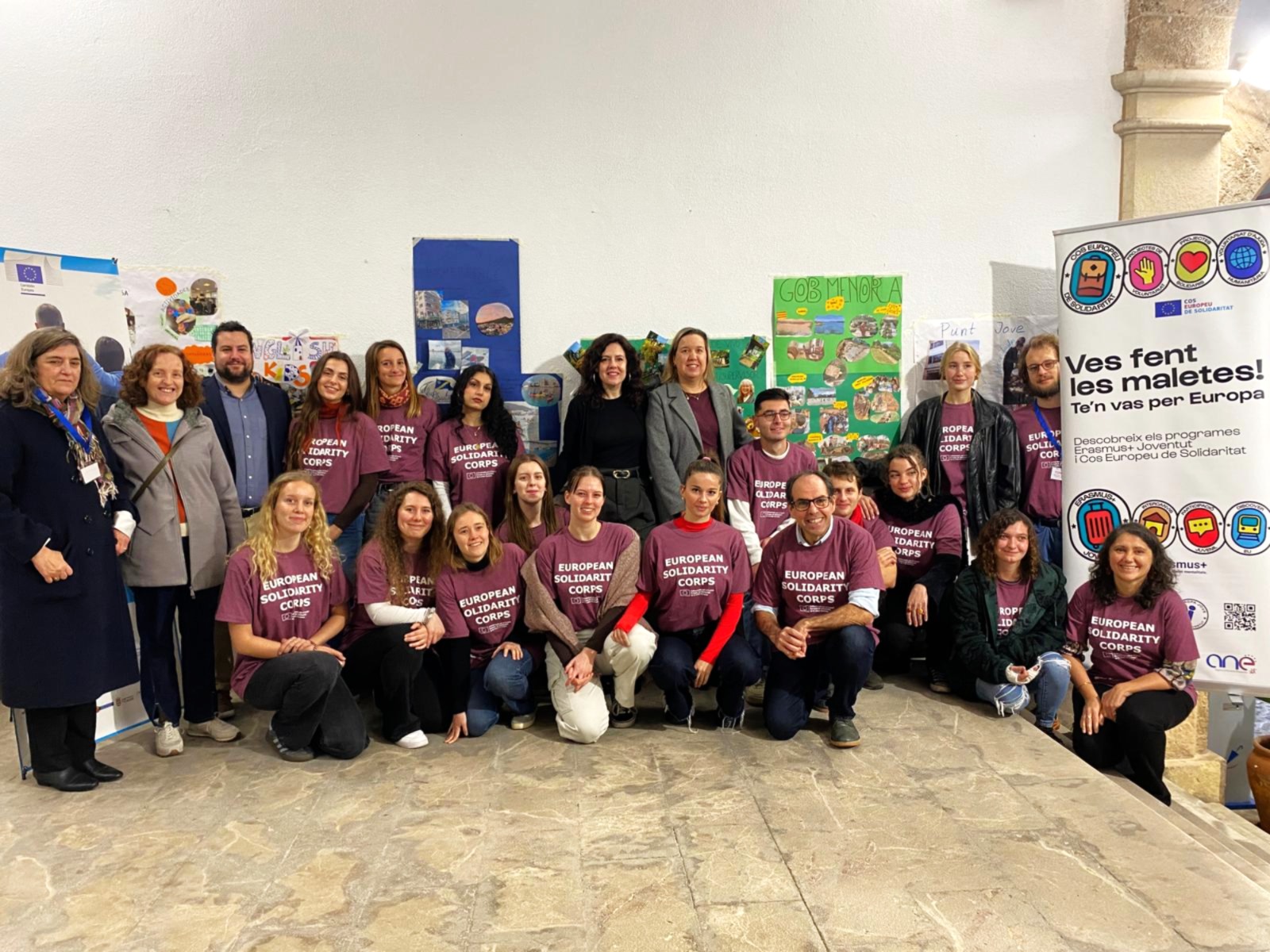 La consellera Sandra Fernández, amb el grup de voluntaris.