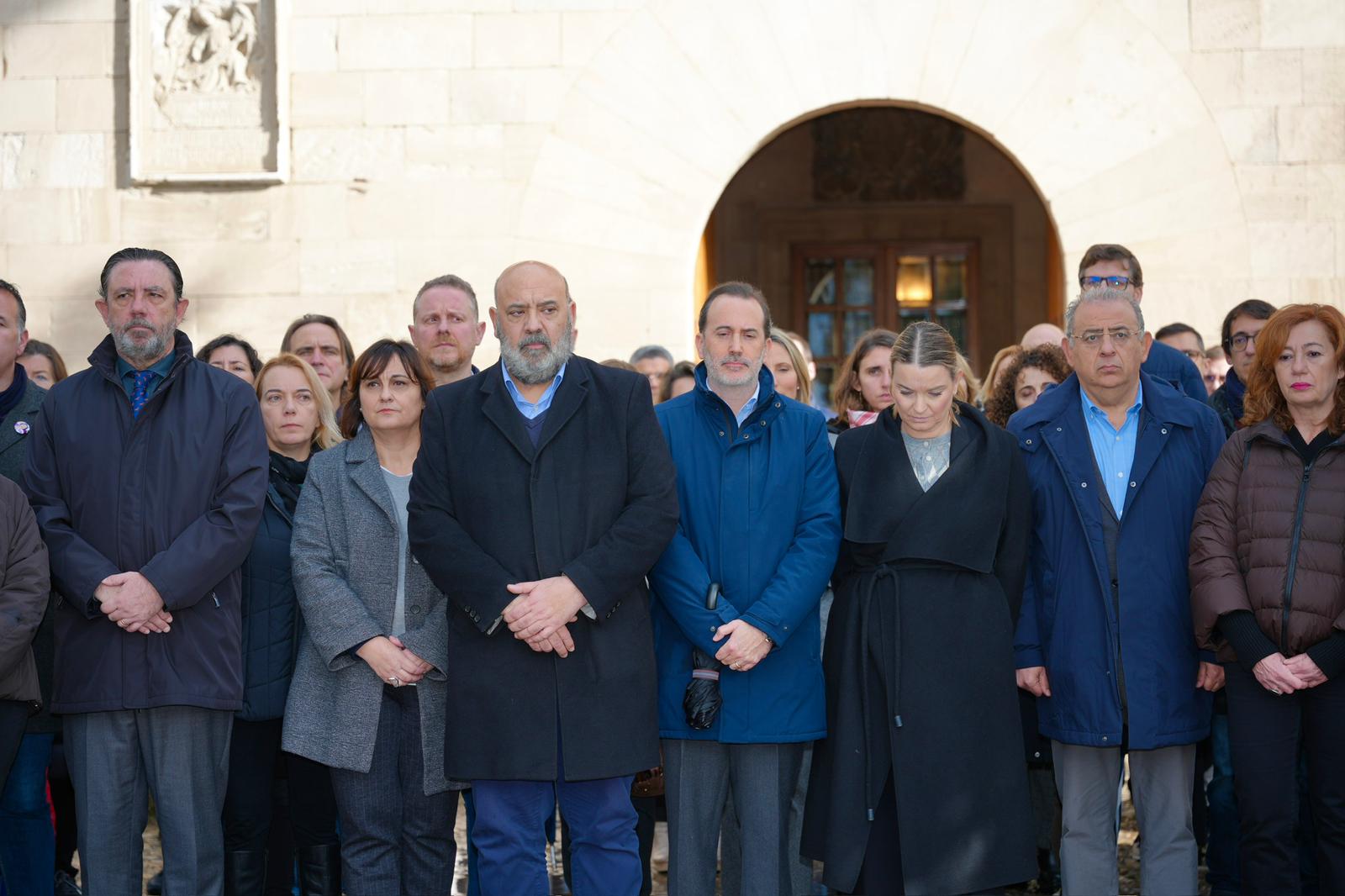 Imatge del minut de silenci davant de Consolat. 