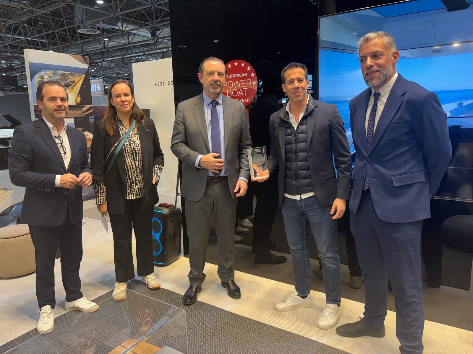  El conseller, Alejandro Saénz de San Pedro, acompanyat de la directora general d'ADRBalears i el director general d'Indústria i Polígons industrials, Alfons Gómez.