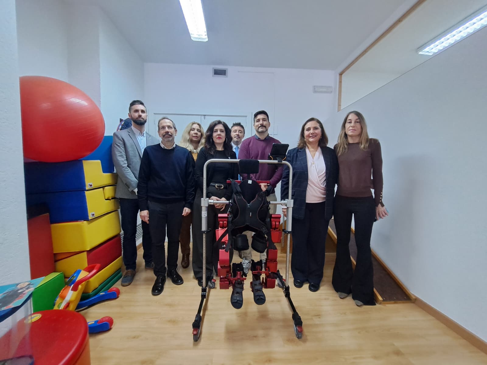 Les conselleres Sandra Fernández i Manuela Garcia, entre altres, en la presentació de l’exoesquelet pediàtric.
