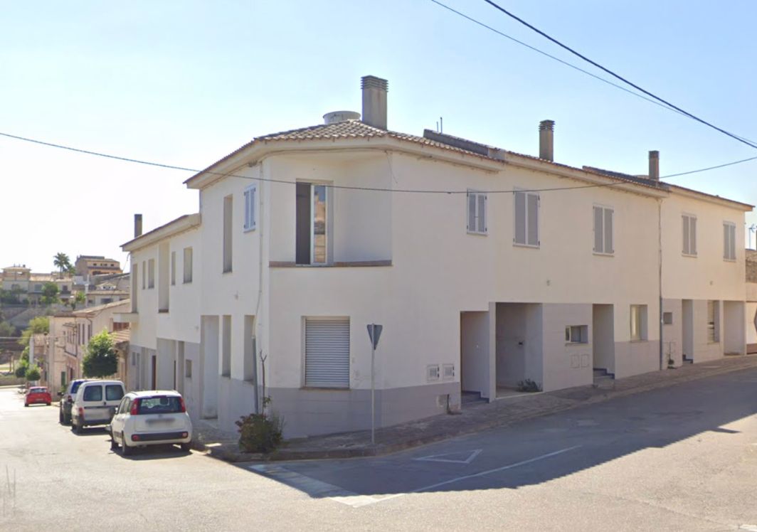  Imatge exterior dels habitatges de l'IBAVI a Maria de la Salut.