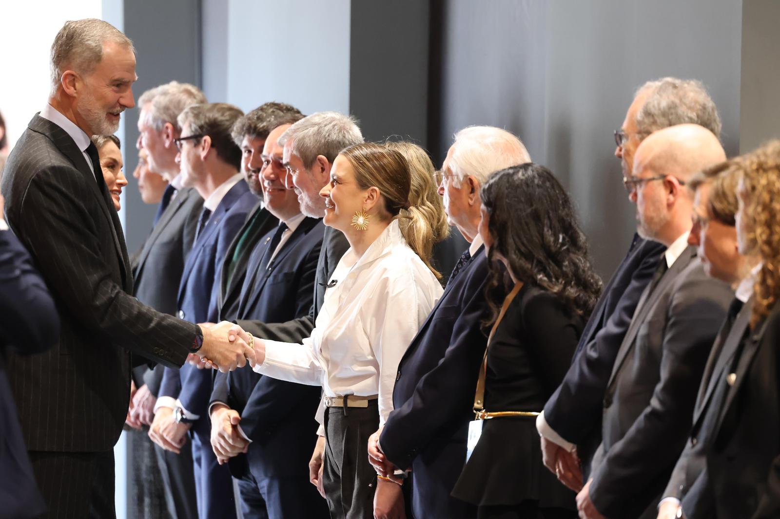 La presidenta del Govern de les Illes Balears saluda el rei d'Espanya.