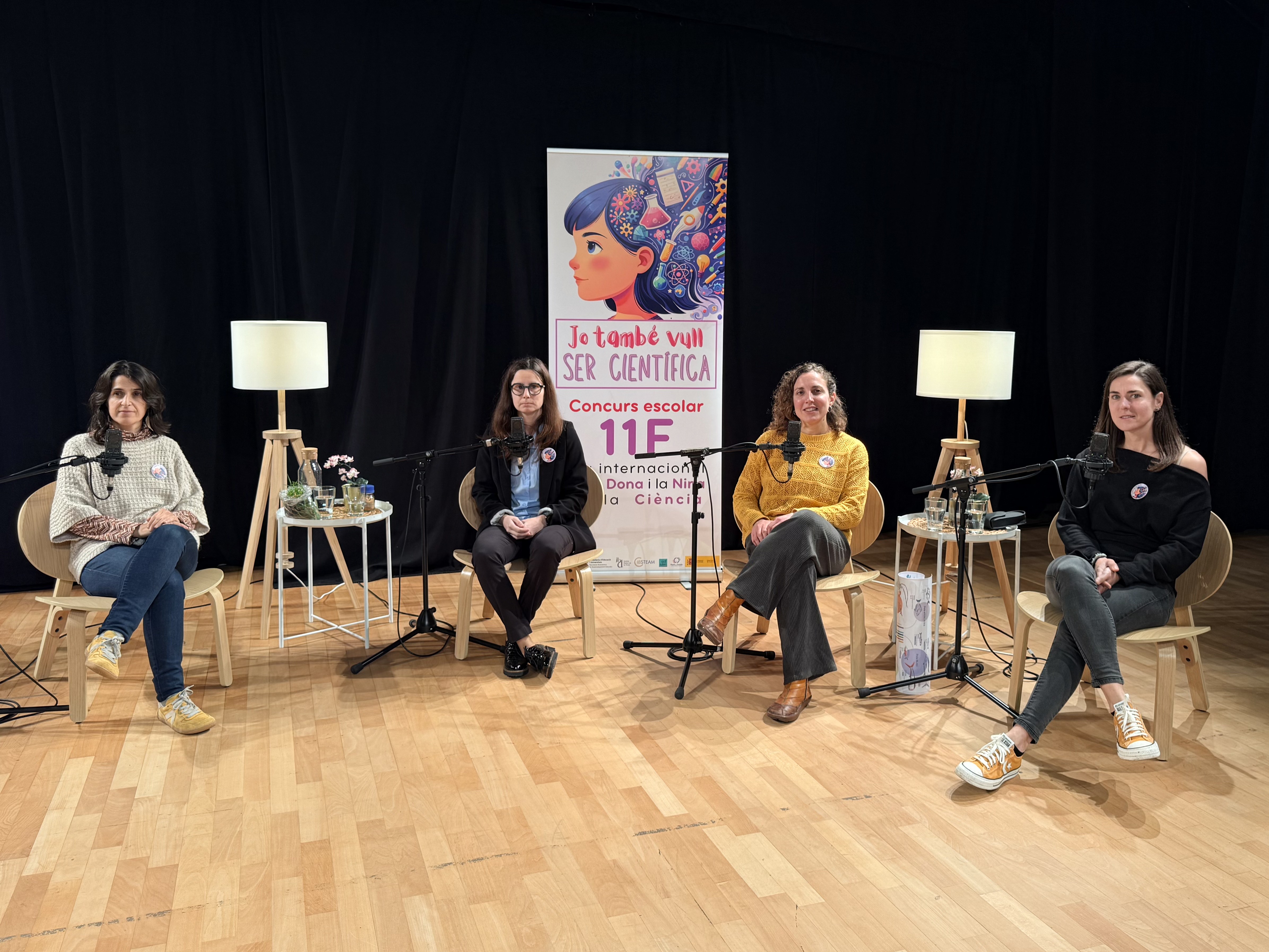 Alumnes de 4t d’ESO del CC La Miraculosa assisteixen a la taula rodona “11F: jo també vull ser científica”