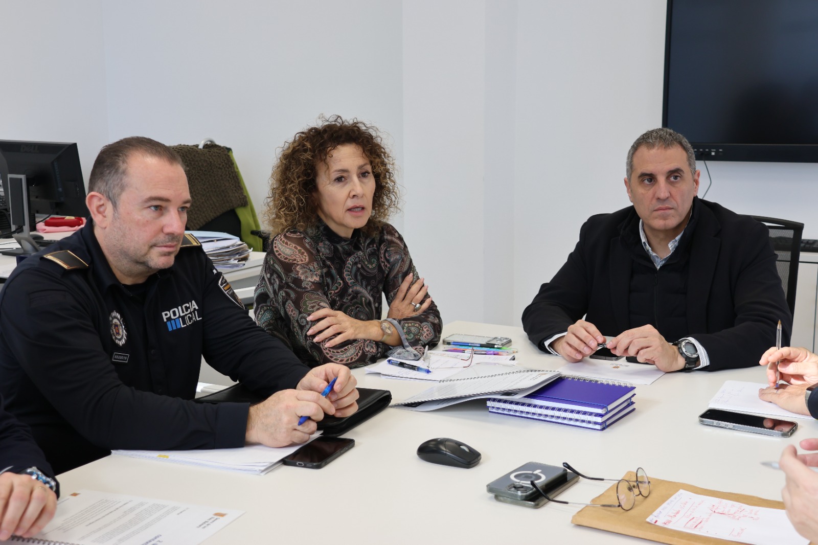 El director general d’Emergències i Interior, Pablo Gárriz, durant la reunió, amb la regidora de Seguretat Ciutadana, Neus Mateu, i un representant de la Policia Local.