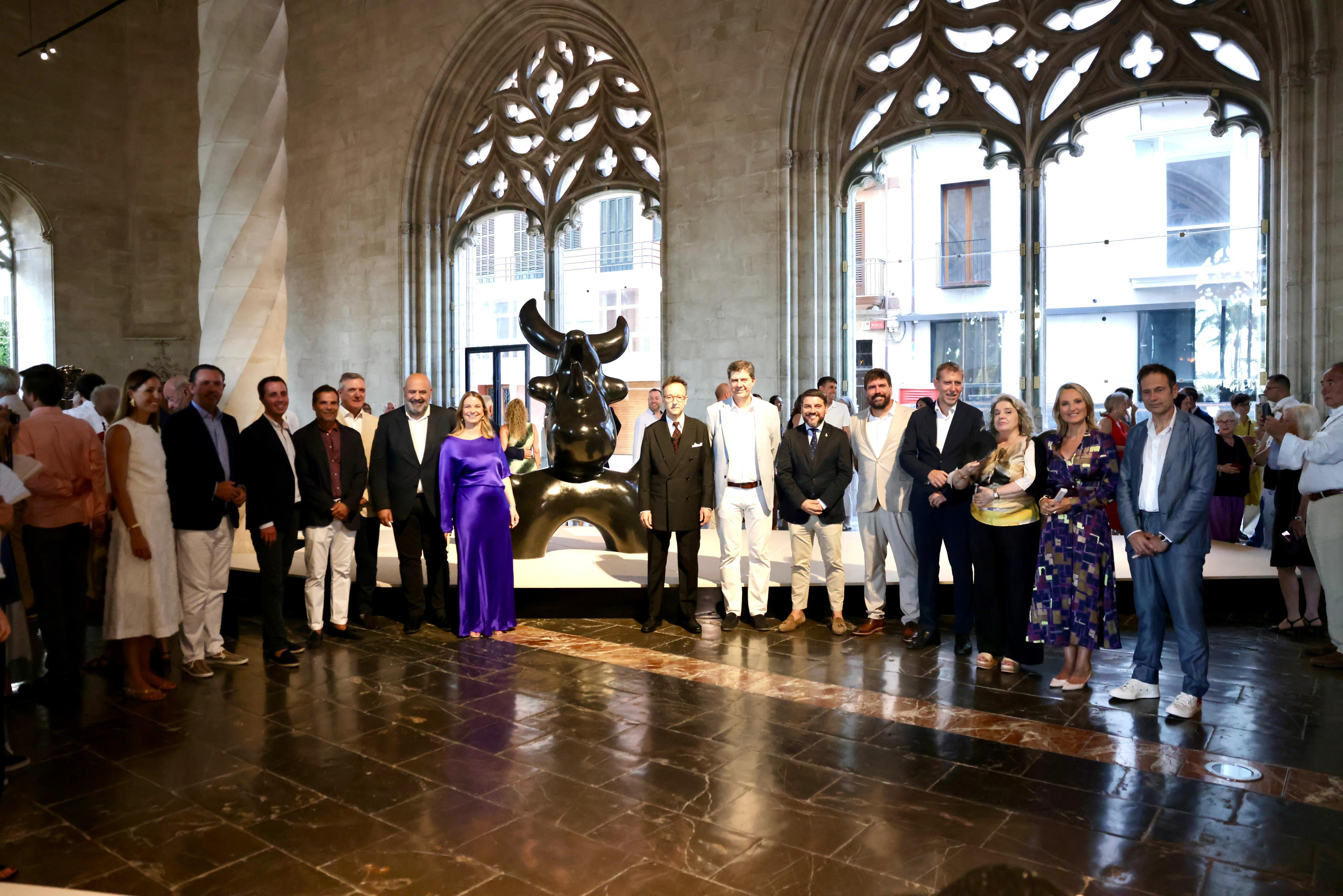  Imatge de grup de les autoritats durant l’acte de inauguració de l’exposició «La força inicial».