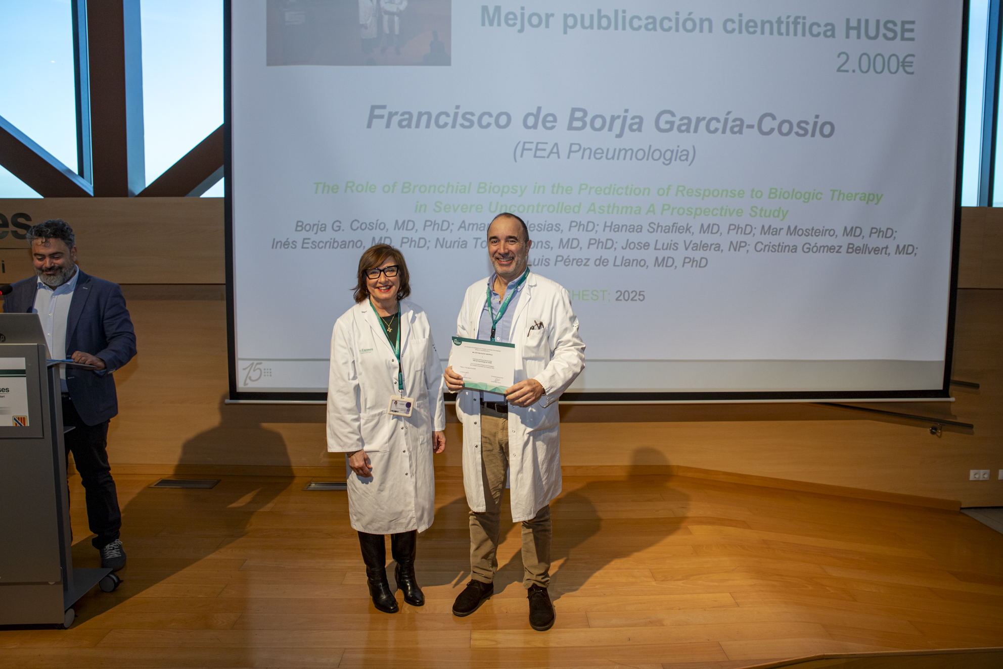 El doctor Borja García-Cosío, sosté el reconeixement atorgat per la revista CHEST.