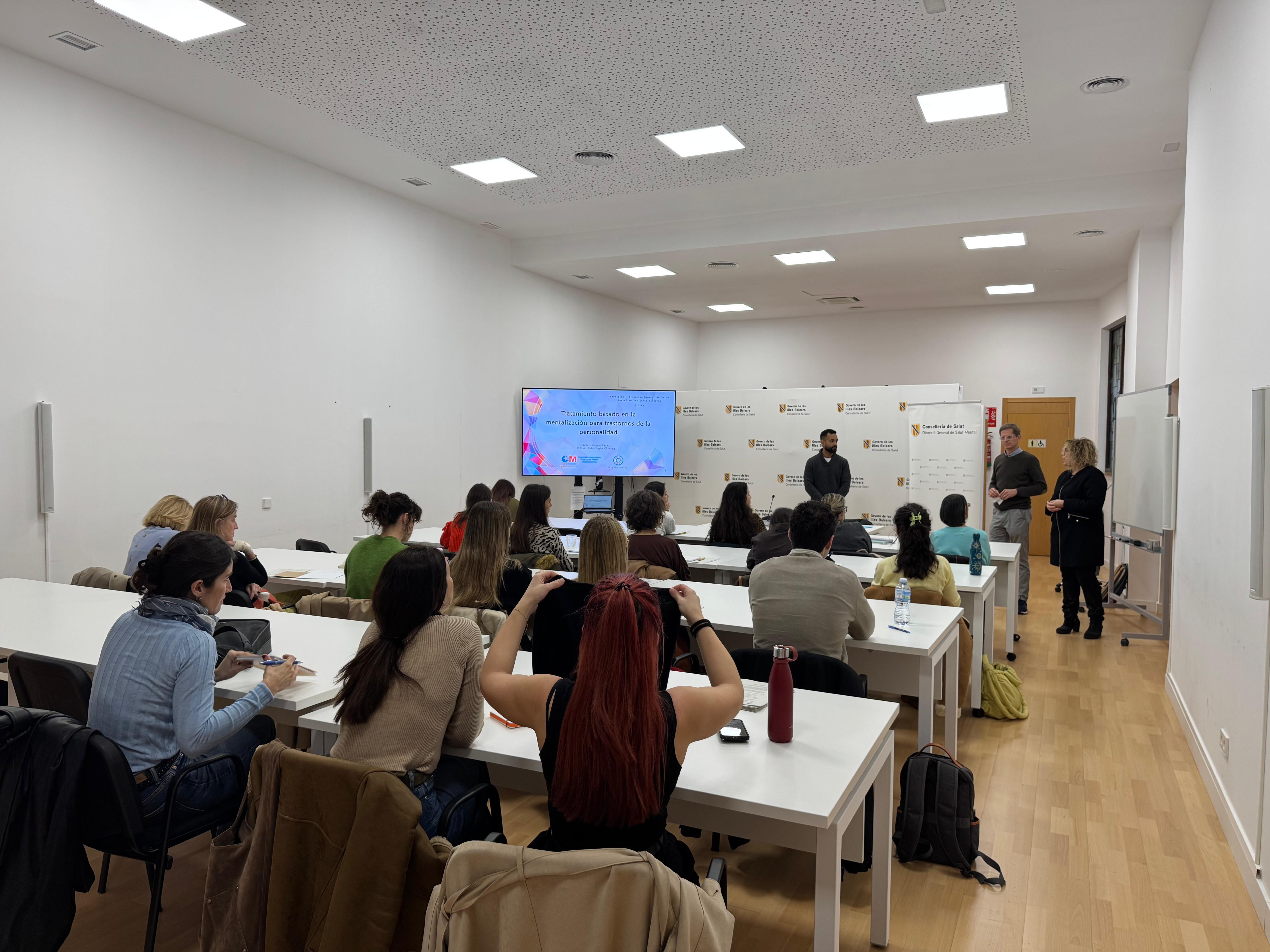 Aula durant la sessió inicial de la formació, on hi ha alumnes asseguts i ponents drets.