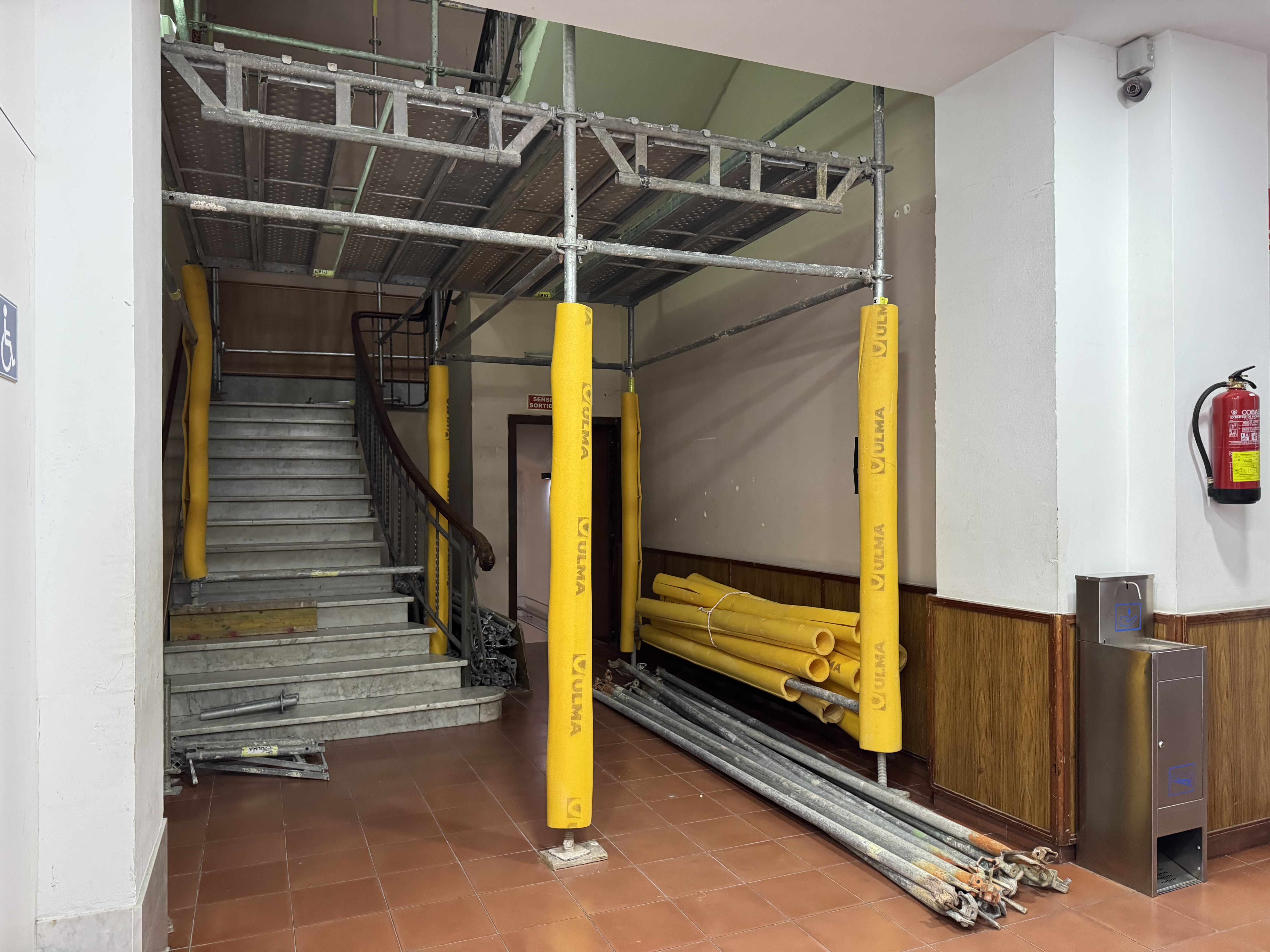 Educació comença a apuntalar les escales de l’IES Joan Alcover que van ser clausurades