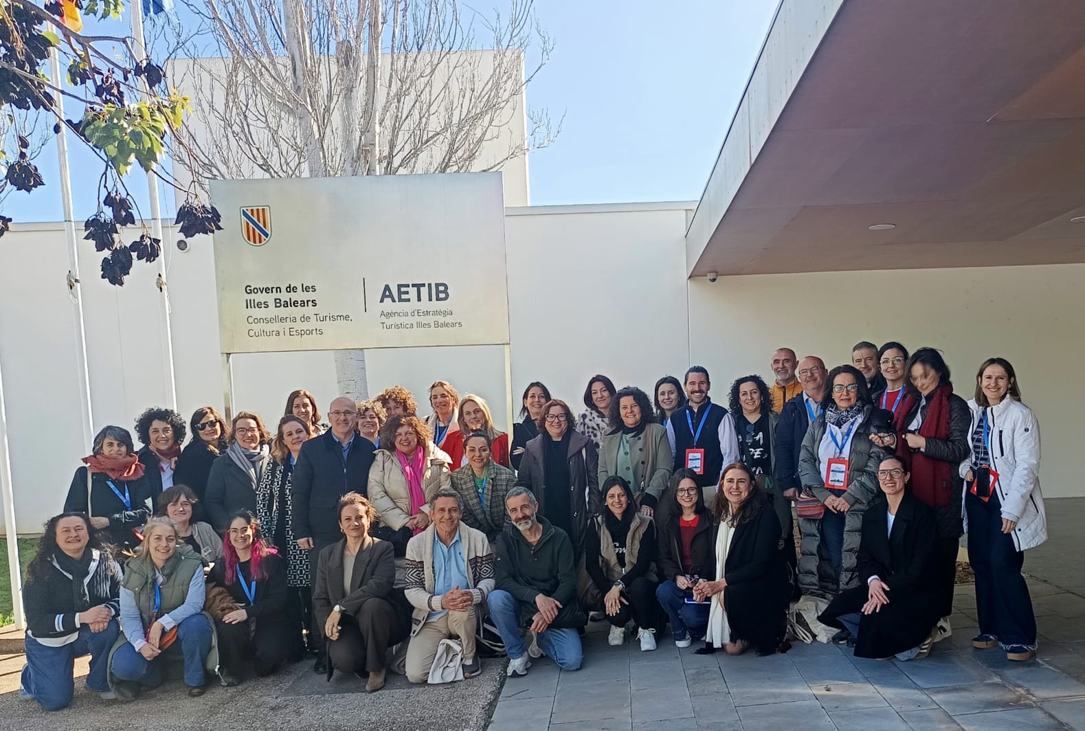 El director de l’AETIB, Pere Joan Planas, amb el grup de 30 professors de l'especialitat d'Hoteleria i Turisme de tota Espanya que han visitat les Illes.