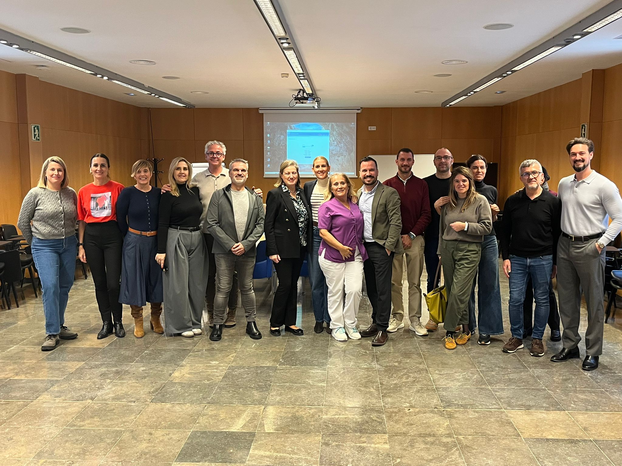 Fotografia de grup de les persones treballadores de la Fundació d'Atenció i Suport a la Dependència.