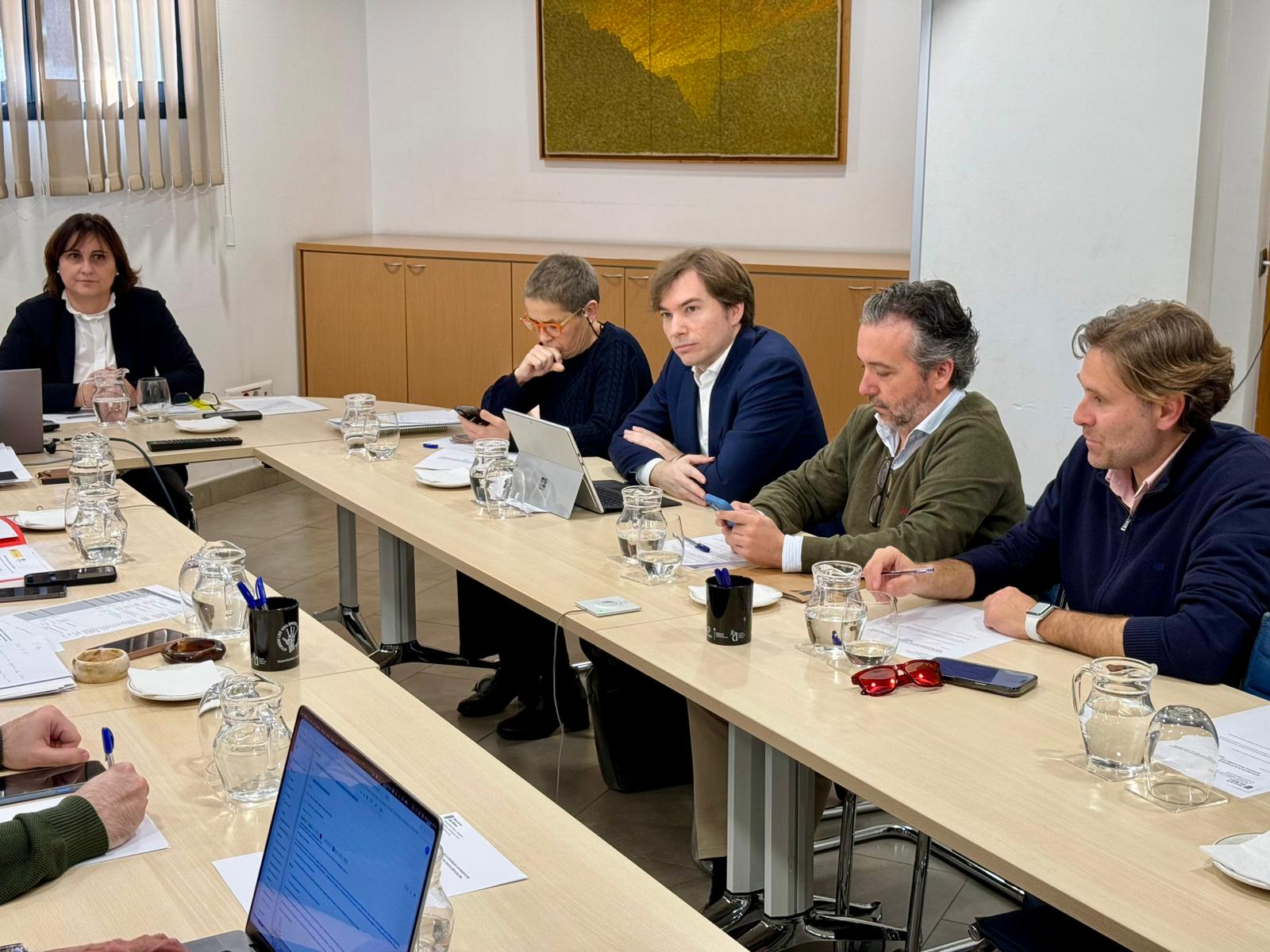 La vicepresidenta segona, Antònia M. Estarellas, presideix la taula en què s'ha reunit la Comissió de l’Eclipsi.