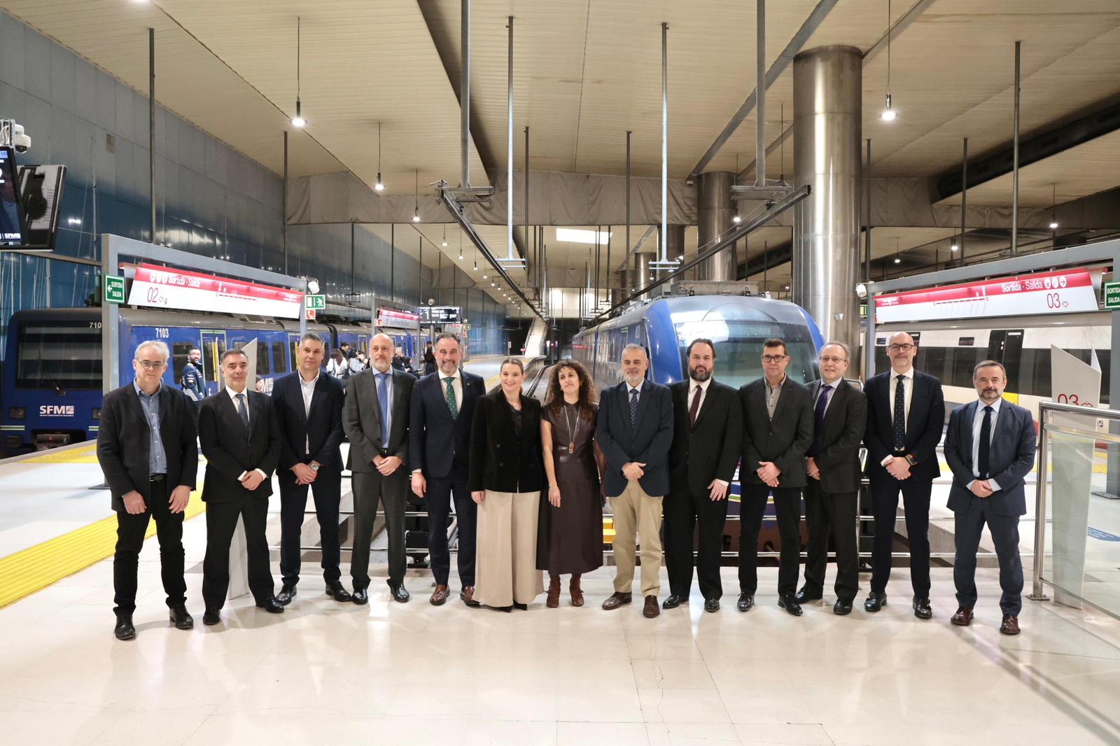 Margalida Prohens amb altres autoritats a les vies del tren de l'Estació Intermodal.