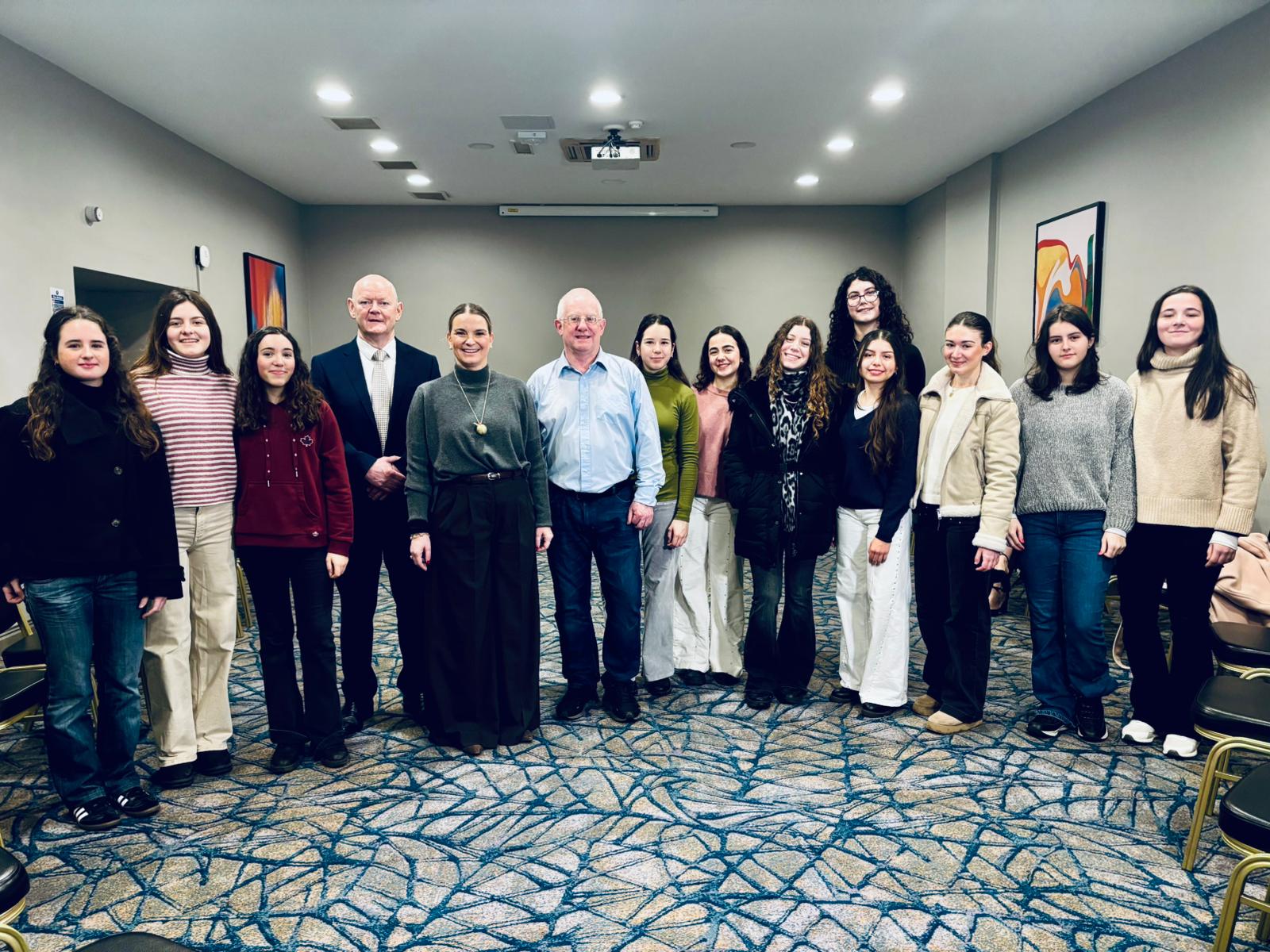 Margalida Prohens i Antoni Vera amb els joves estudiants i les autoritats locals.