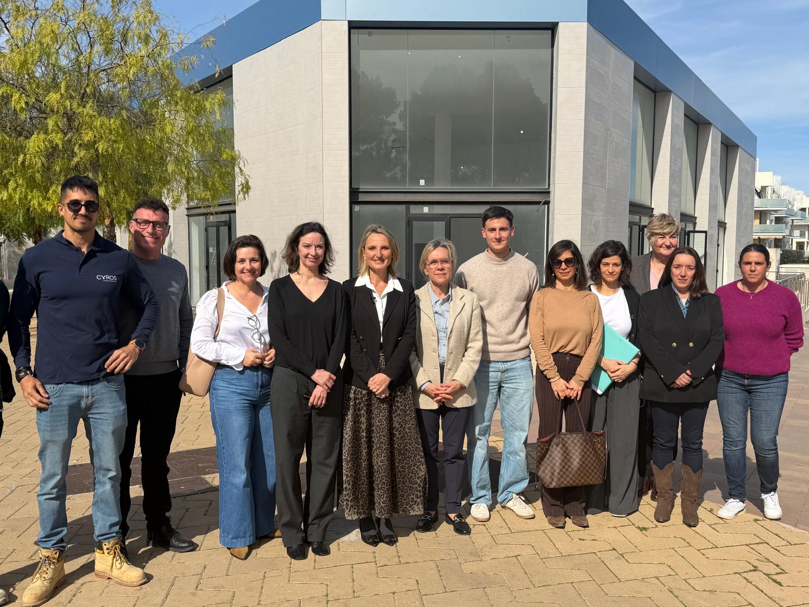 La consellera de Treball, Funció Pública i Diàleg Social, Catalina Cabrer, ha visitat avui a Eivissa les obres de construcció de la futura oficina del Servei d’Ocupació de les Illes Balears (SOIB) a Sant Josep de sa Talaia.