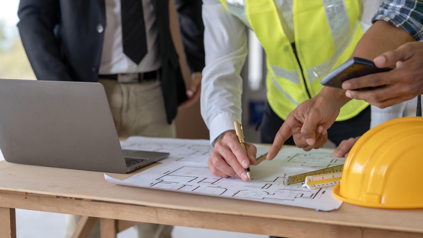 Arquitecte amb plànols d'una edificació