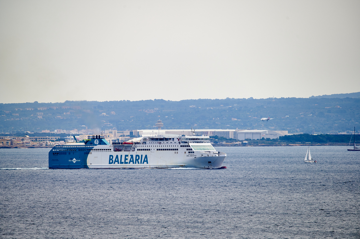 Un vaixell de Baleària sortint del port de Palma.