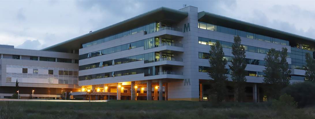 La façana de Son Espases, a l'horabaixa, amb l'entrada il·luminada.